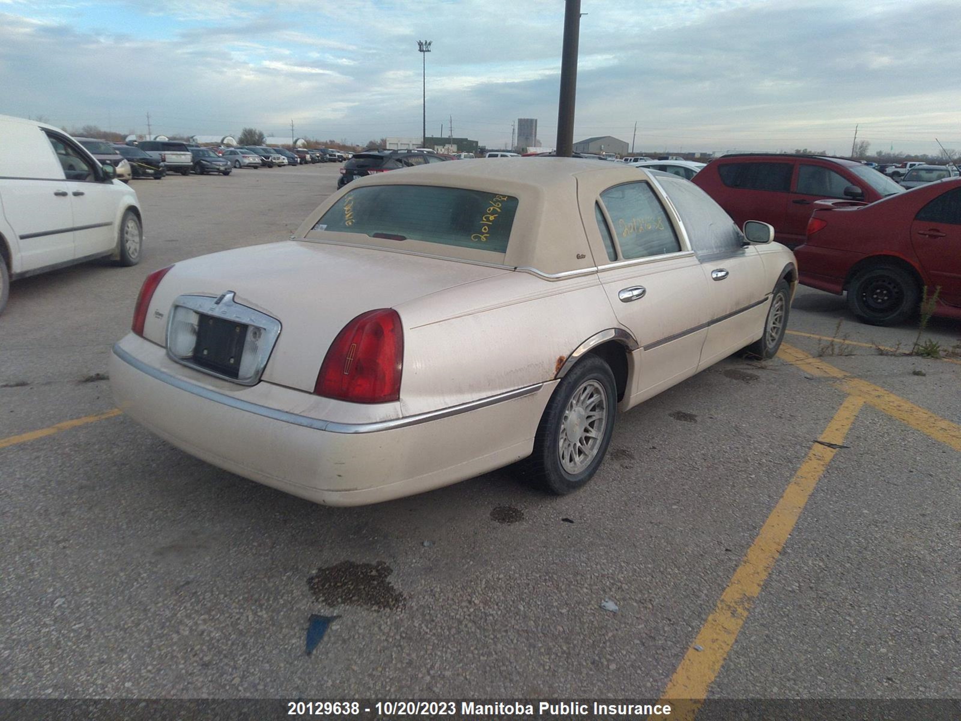 Photo 3 VIN: 1LNFM83W1WY623940 - LINCOLN TOWN CAR 