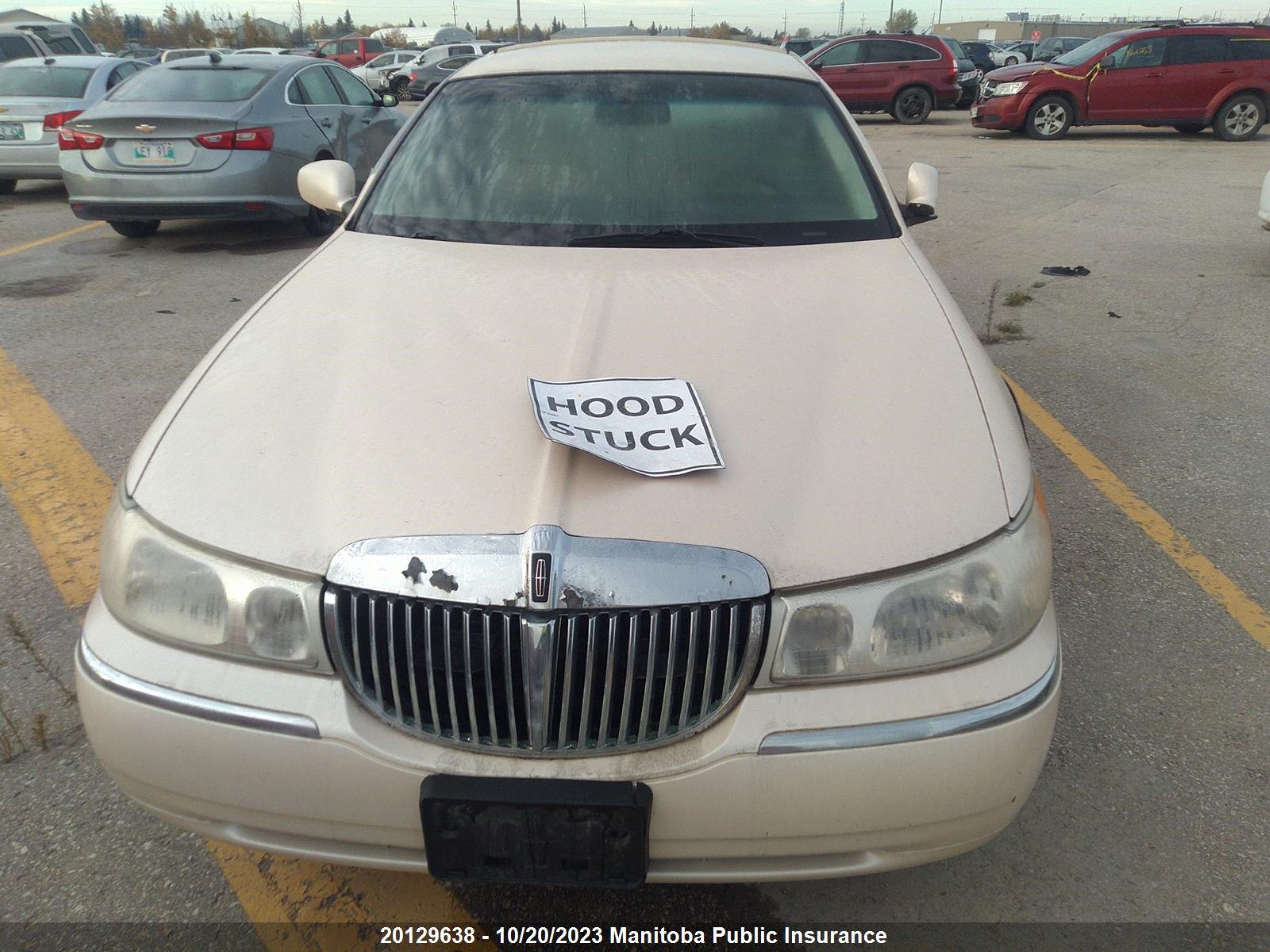 Photo 9 VIN: 1LNFM83W1WY623940 - LINCOLN TOWN CAR 