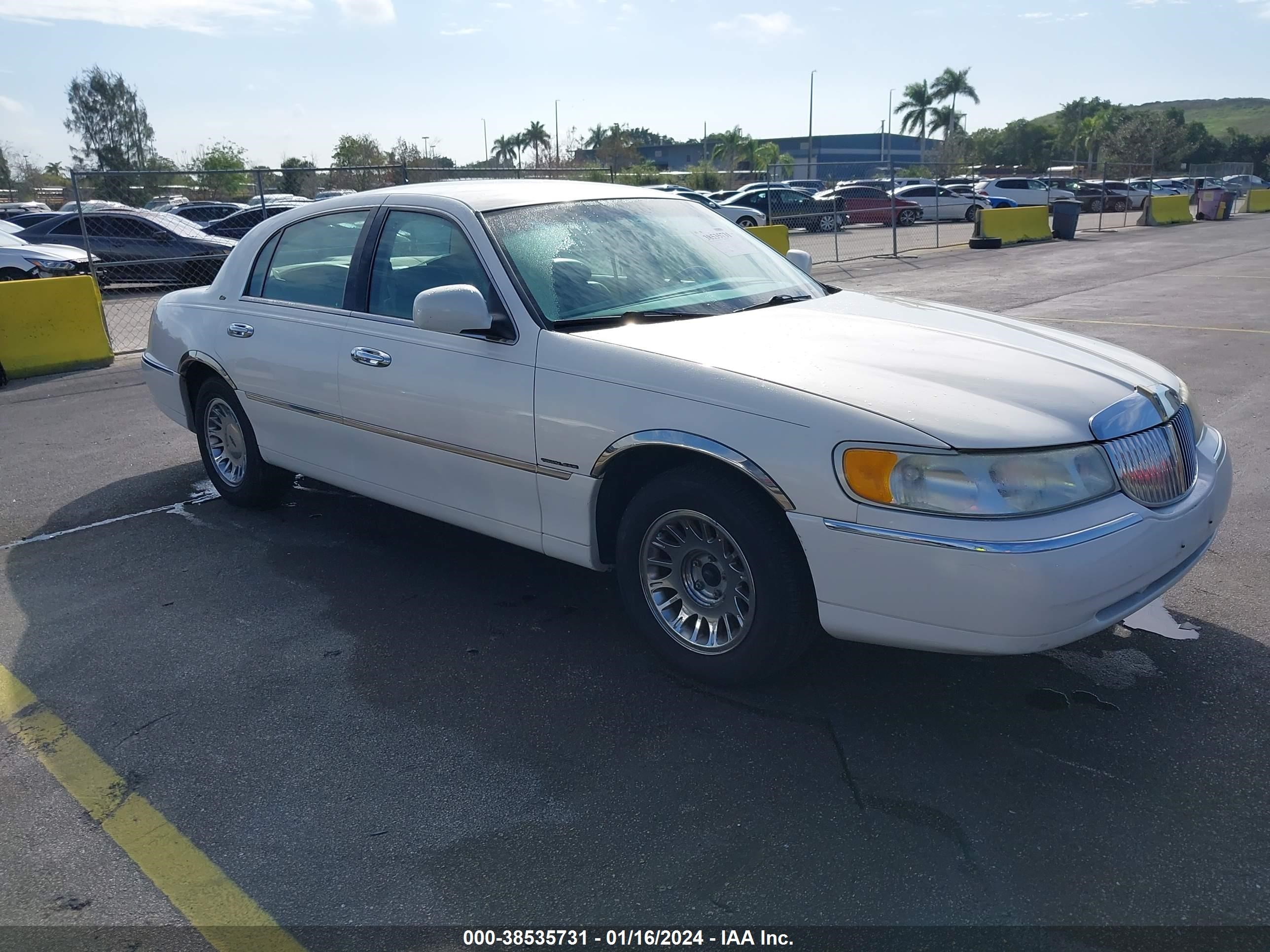 Photo 0 VIN: 1LNFM83W1XY613457 - LINCOLN TOWN CAR 