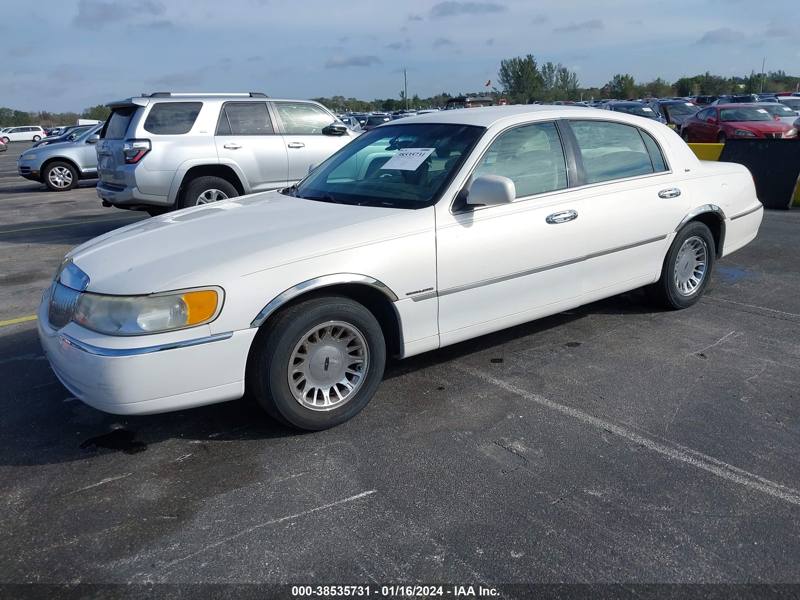 Photo 1 VIN: 1LNFM83W1XY613457 - LINCOLN TOWN CAR 