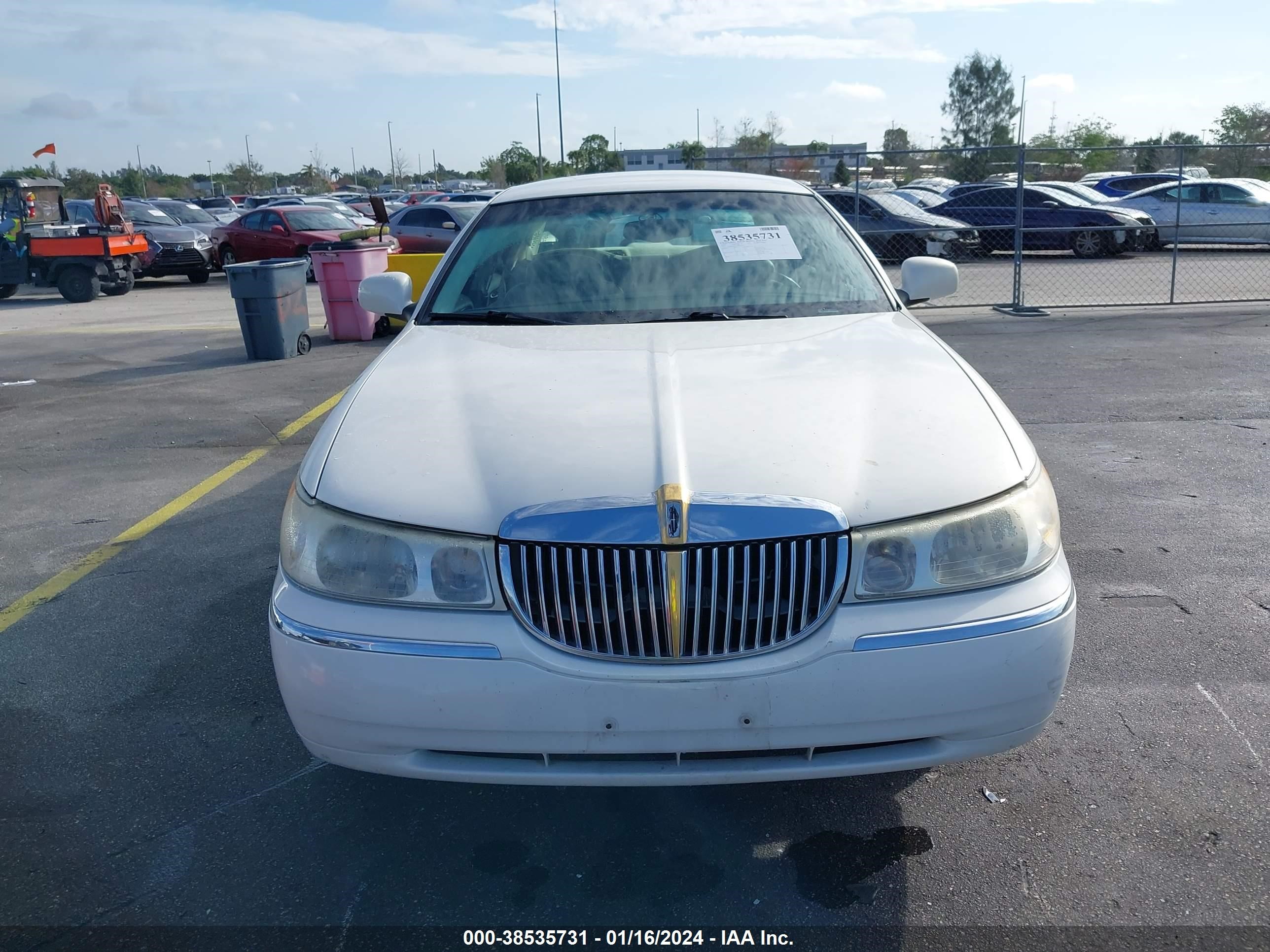 Photo 5 VIN: 1LNFM83W1XY613457 - LINCOLN TOWN CAR 