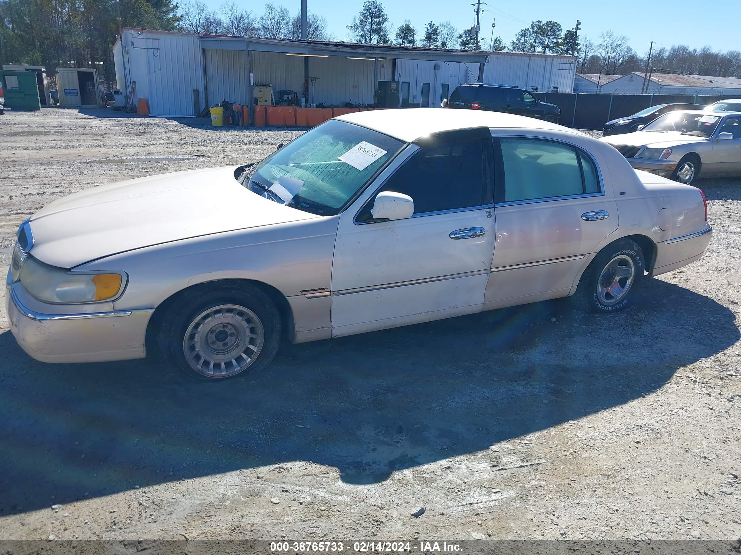 Photo 1 VIN: 1LNFM83W3WY682360 - LINCOLN TOWN CAR 