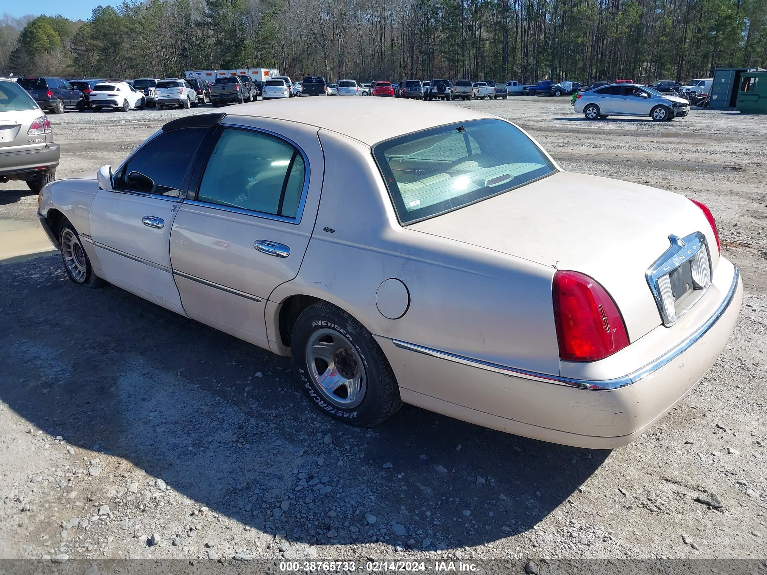 Photo 2 VIN: 1LNFM83W3WY682360 - LINCOLN TOWN CAR 