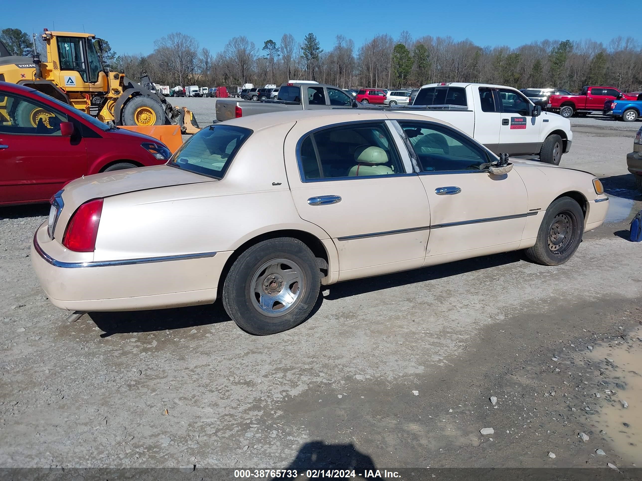 Photo 3 VIN: 1LNFM83W3WY682360 - LINCOLN TOWN CAR 