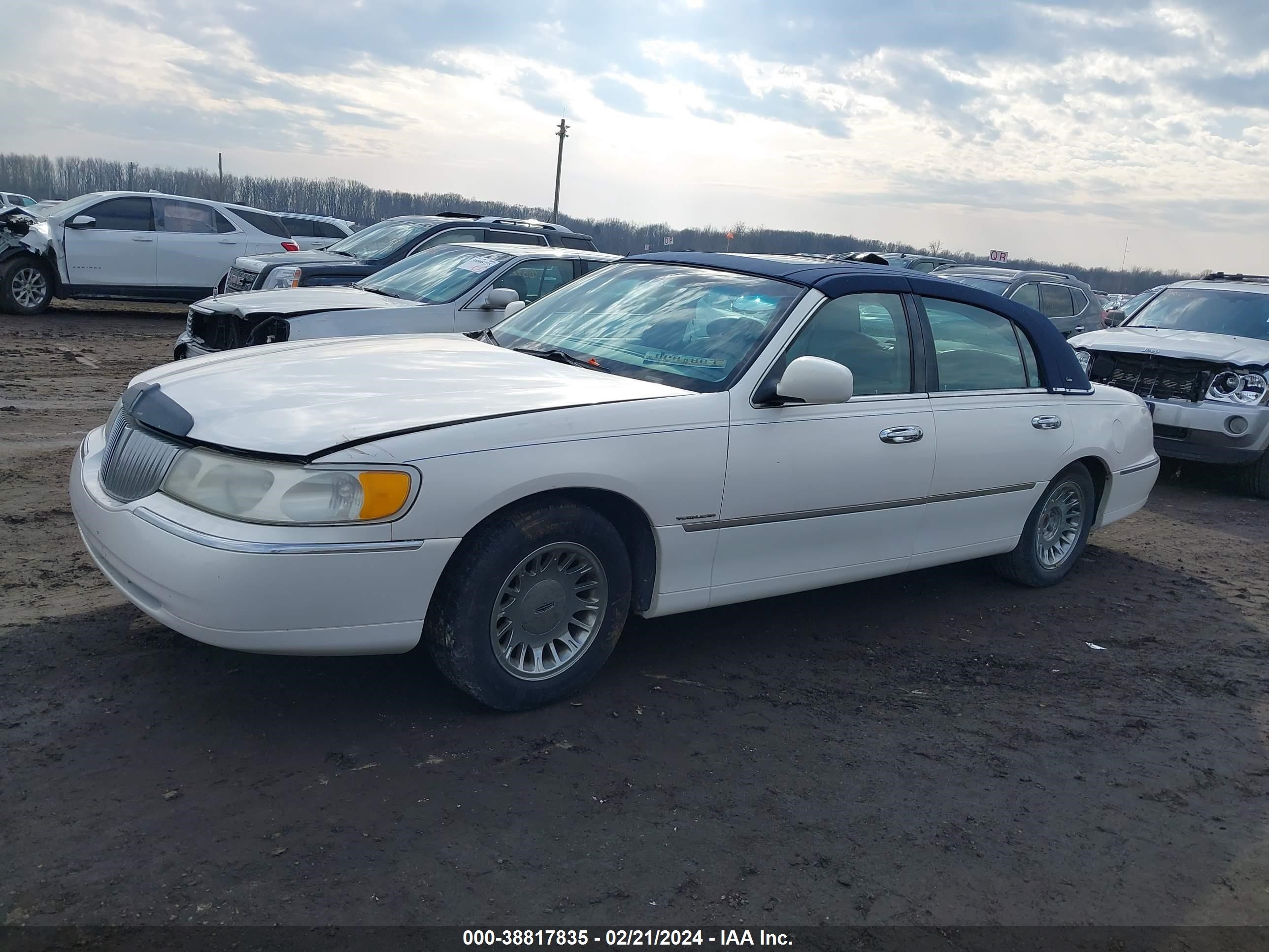 Photo 1 VIN: 1LNFM83W8WY723145 - LINCOLN TOWN CAR 