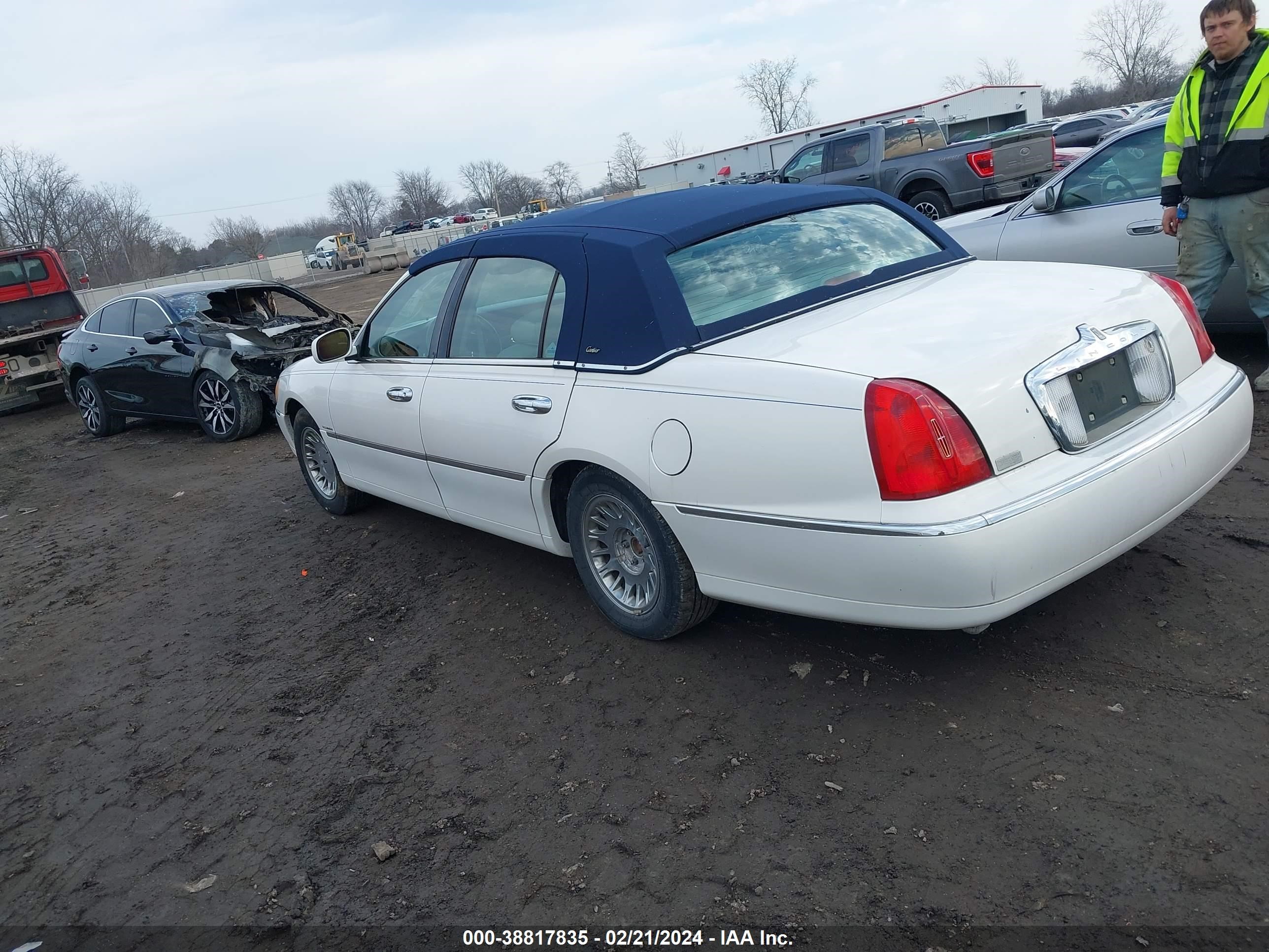 Photo 2 VIN: 1LNFM83W8WY723145 - LINCOLN TOWN CAR 