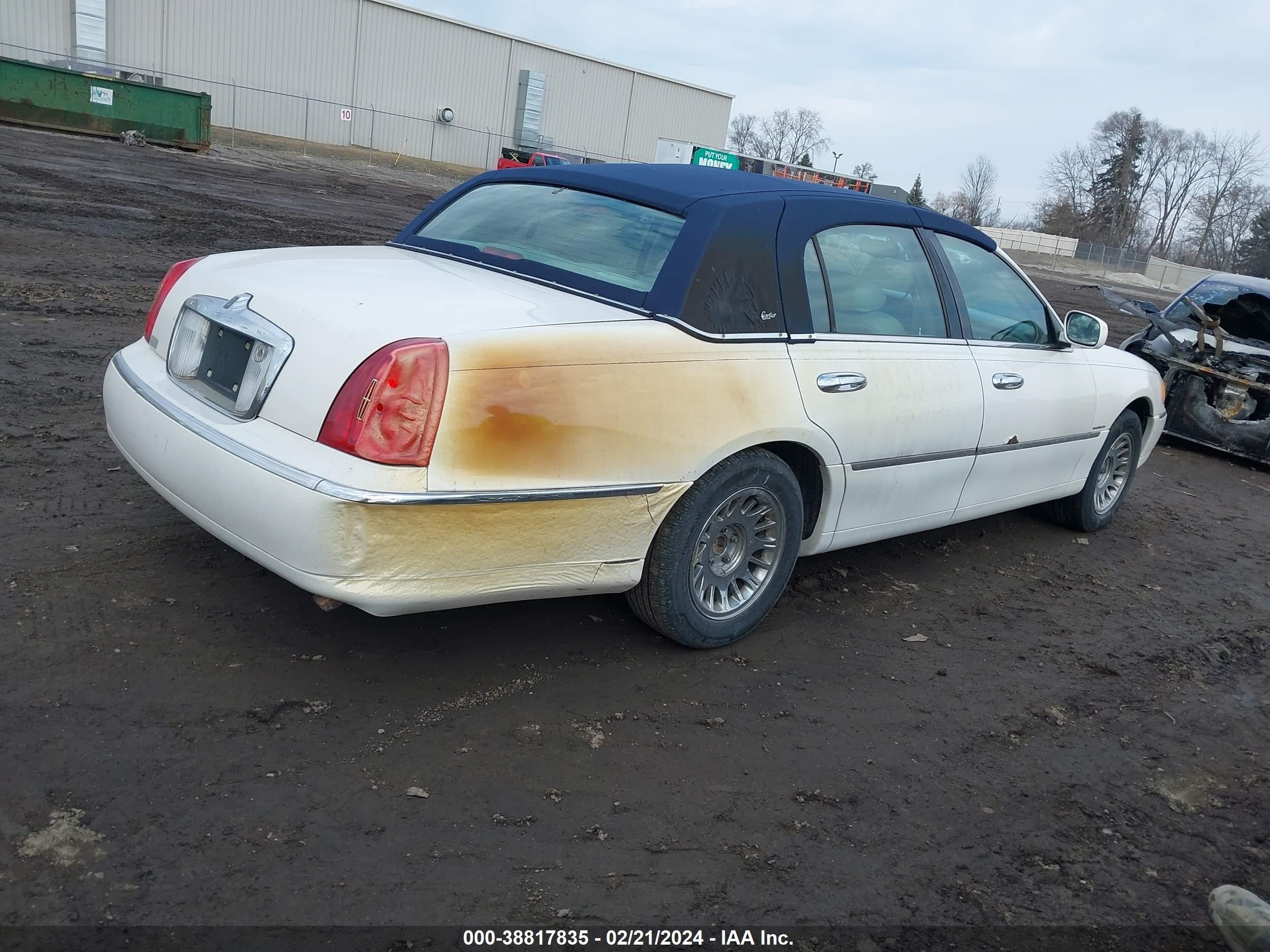 Photo 3 VIN: 1LNFM83W8WY723145 - LINCOLN TOWN CAR 