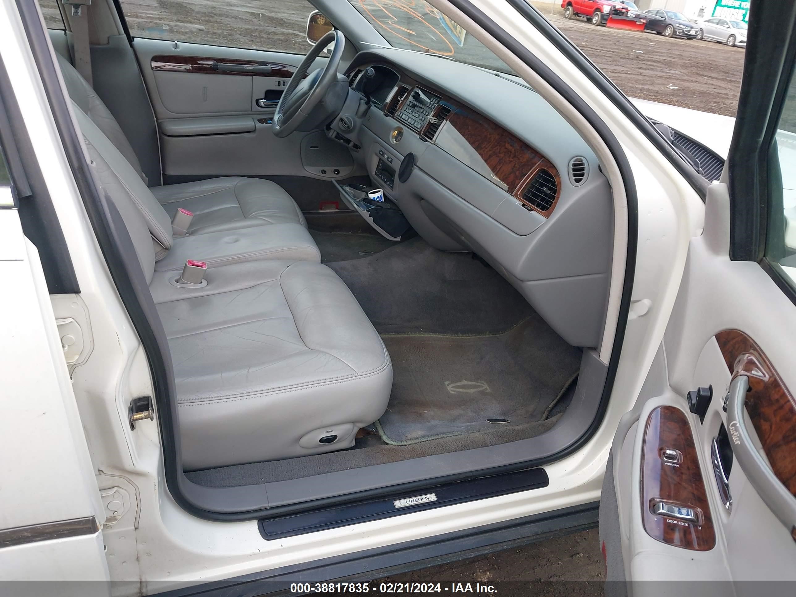 Photo 4 VIN: 1LNFM83W8WY723145 - LINCOLN TOWN CAR 