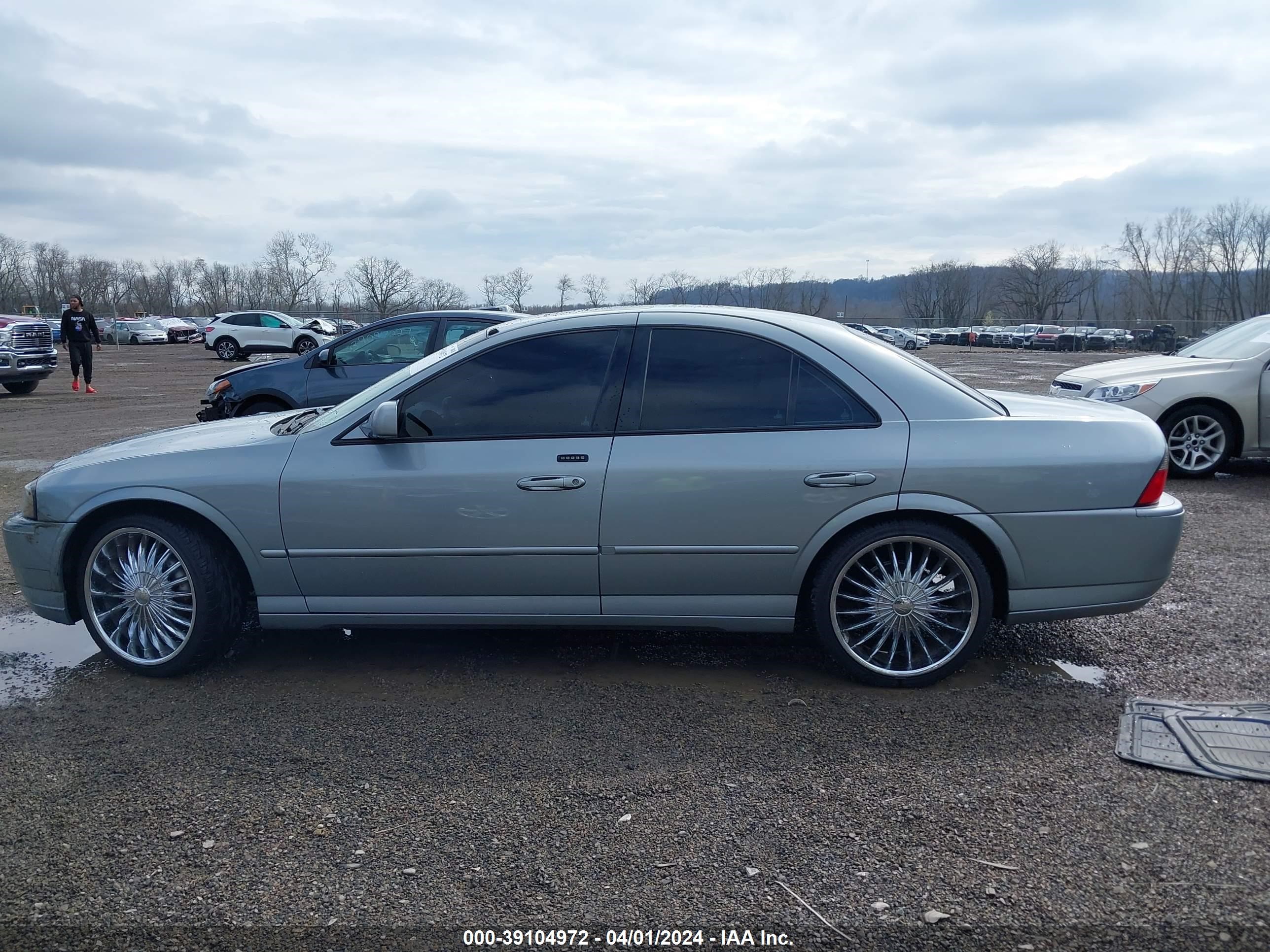 Photo 13 VIN: 1LNFM87A26Y614663 - LINCOLN LS 