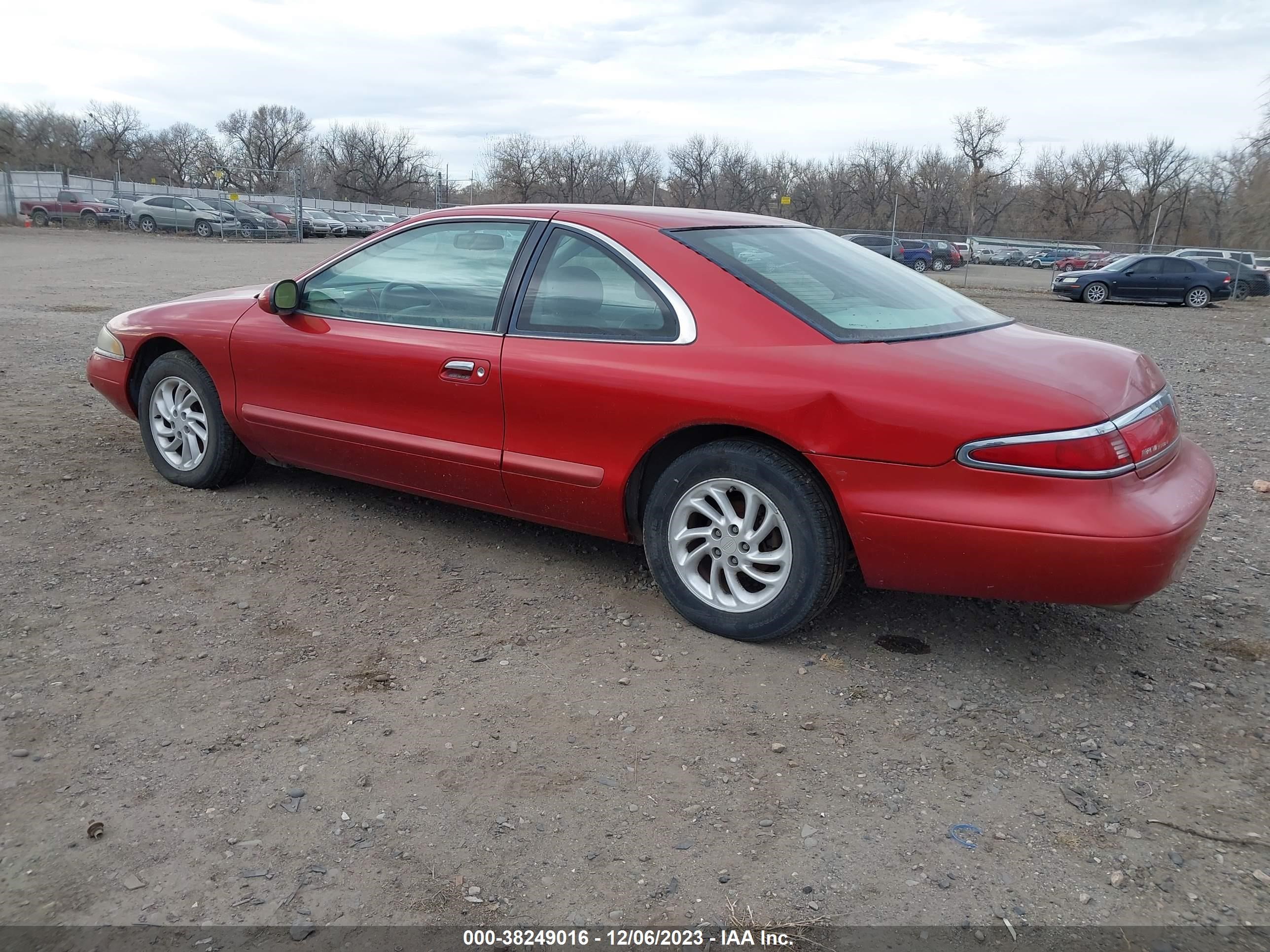 Photo 2 VIN: 1LNFM92V7WY623181 - LINCOLN MARK VIII 