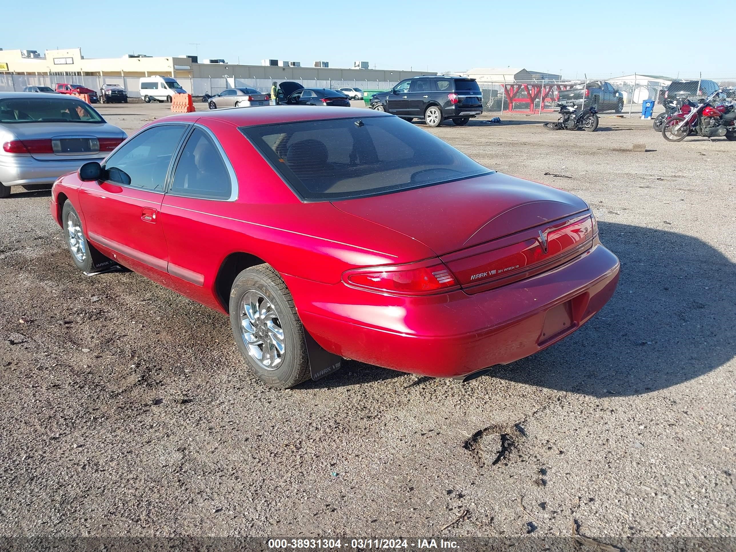 Photo 2 VIN: 1LNFM92V8WY605188 - LINCOLN MARK VIII 