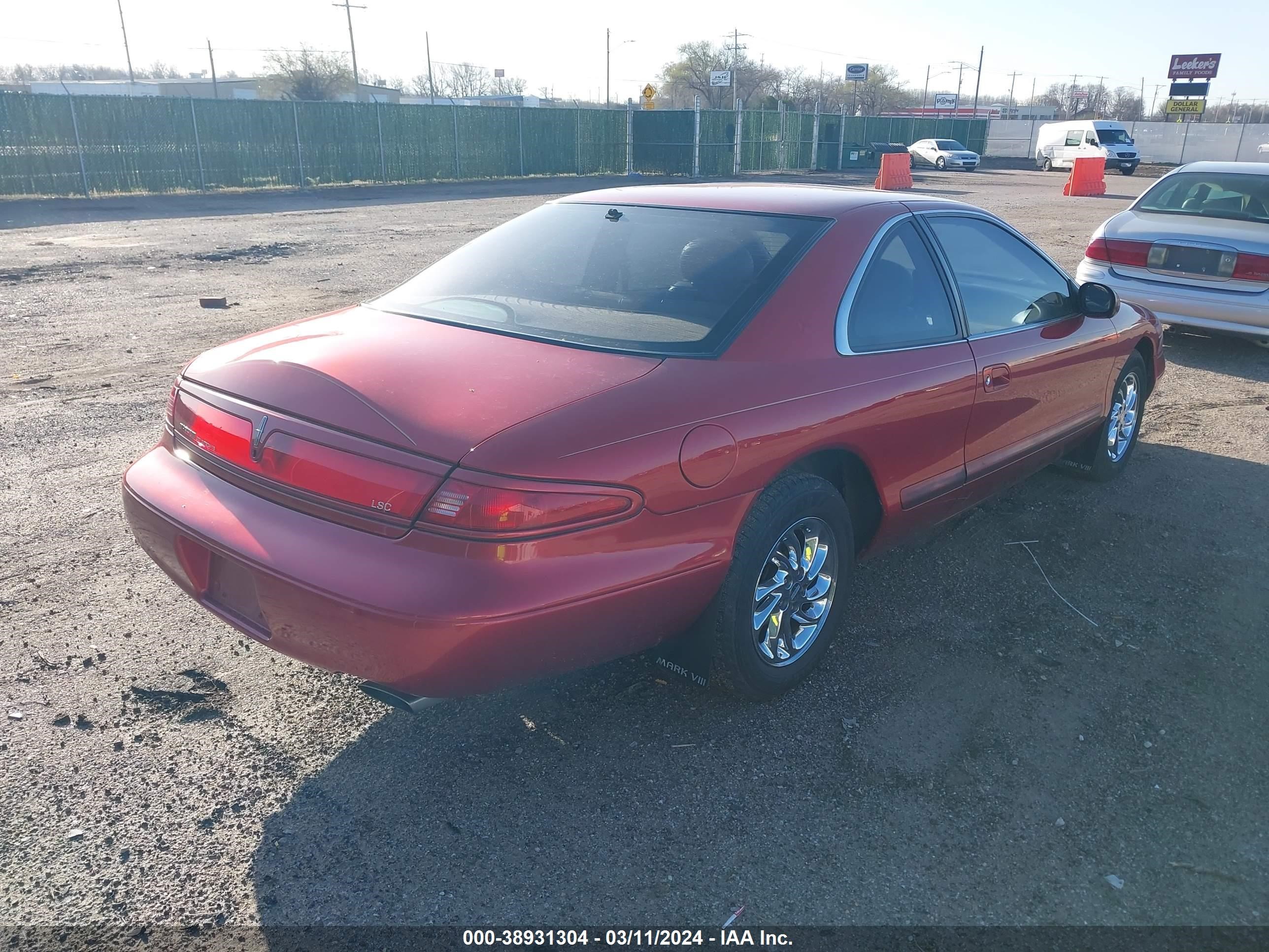 Photo 3 VIN: 1LNFM92V8WY605188 - LINCOLN MARK VIII 