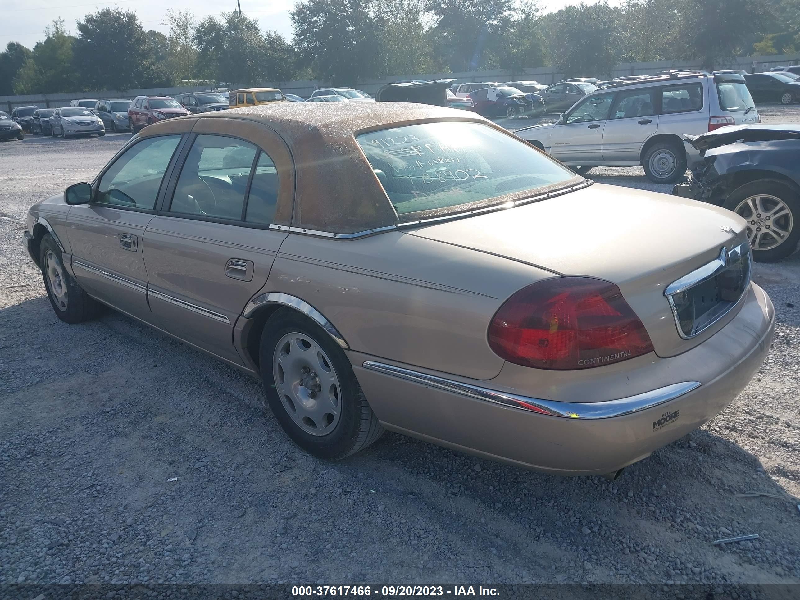 Photo 2 VIN: 1LNFM97V0WY658251 - LINCOLN CONTINENTAL 