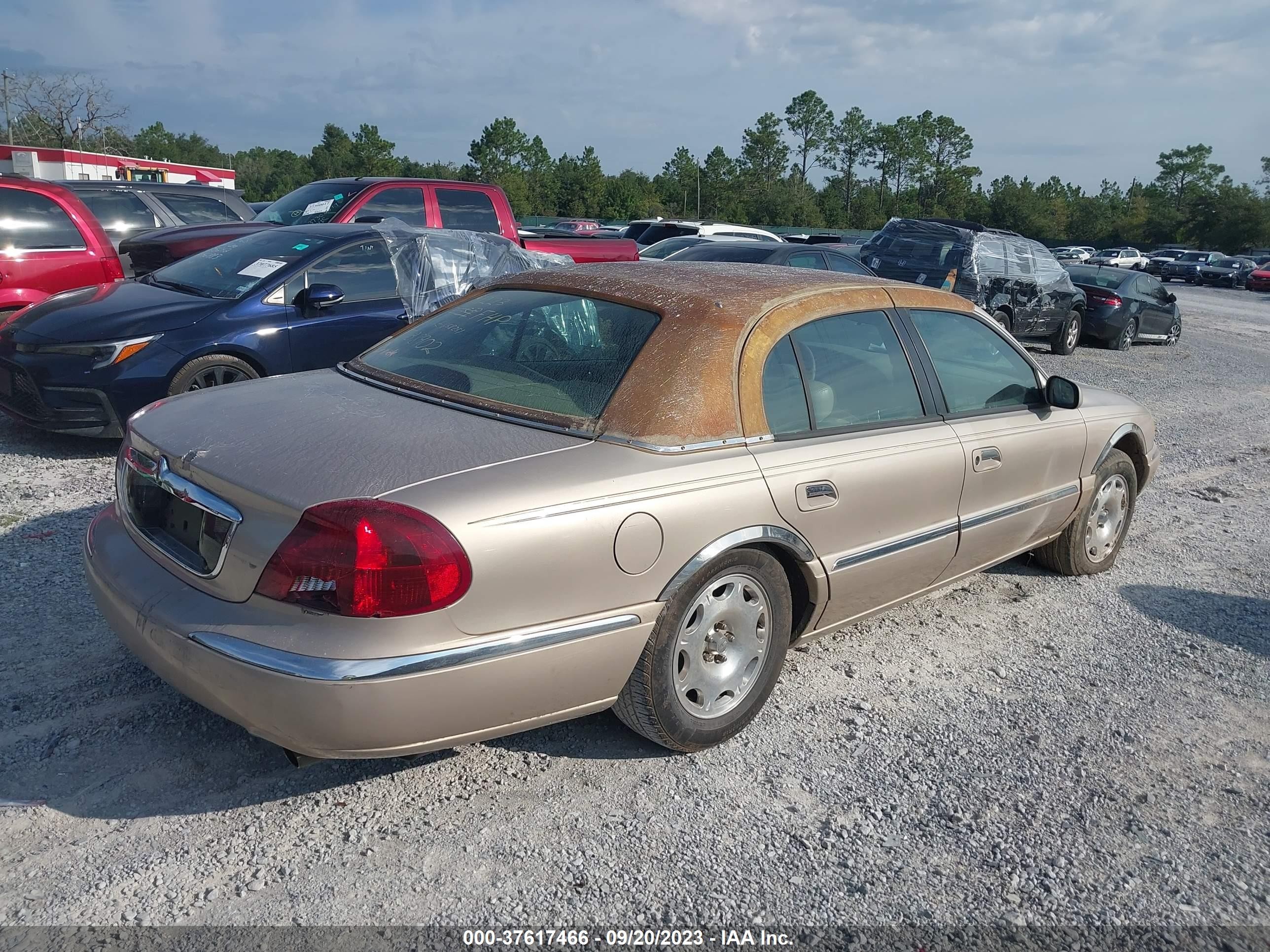 Photo 3 VIN: 1LNFM97V0WY658251 - LINCOLN CONTINENTAL 