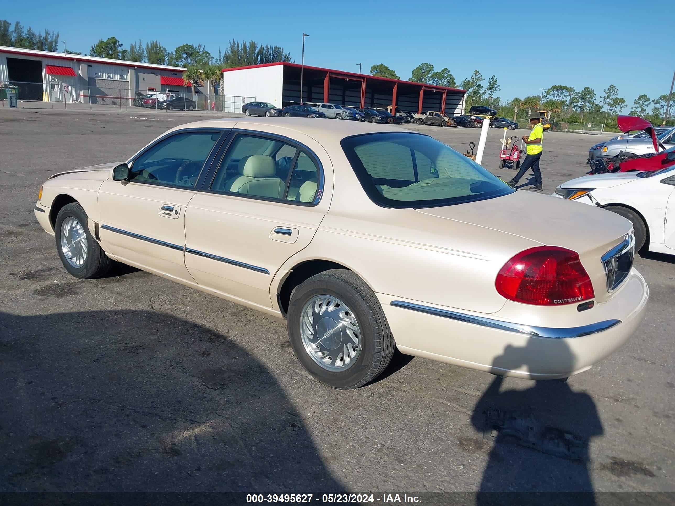 Photo 2 VIN: 1LNFM97V1WY631995 - LINCOLN CONTINENTAL 