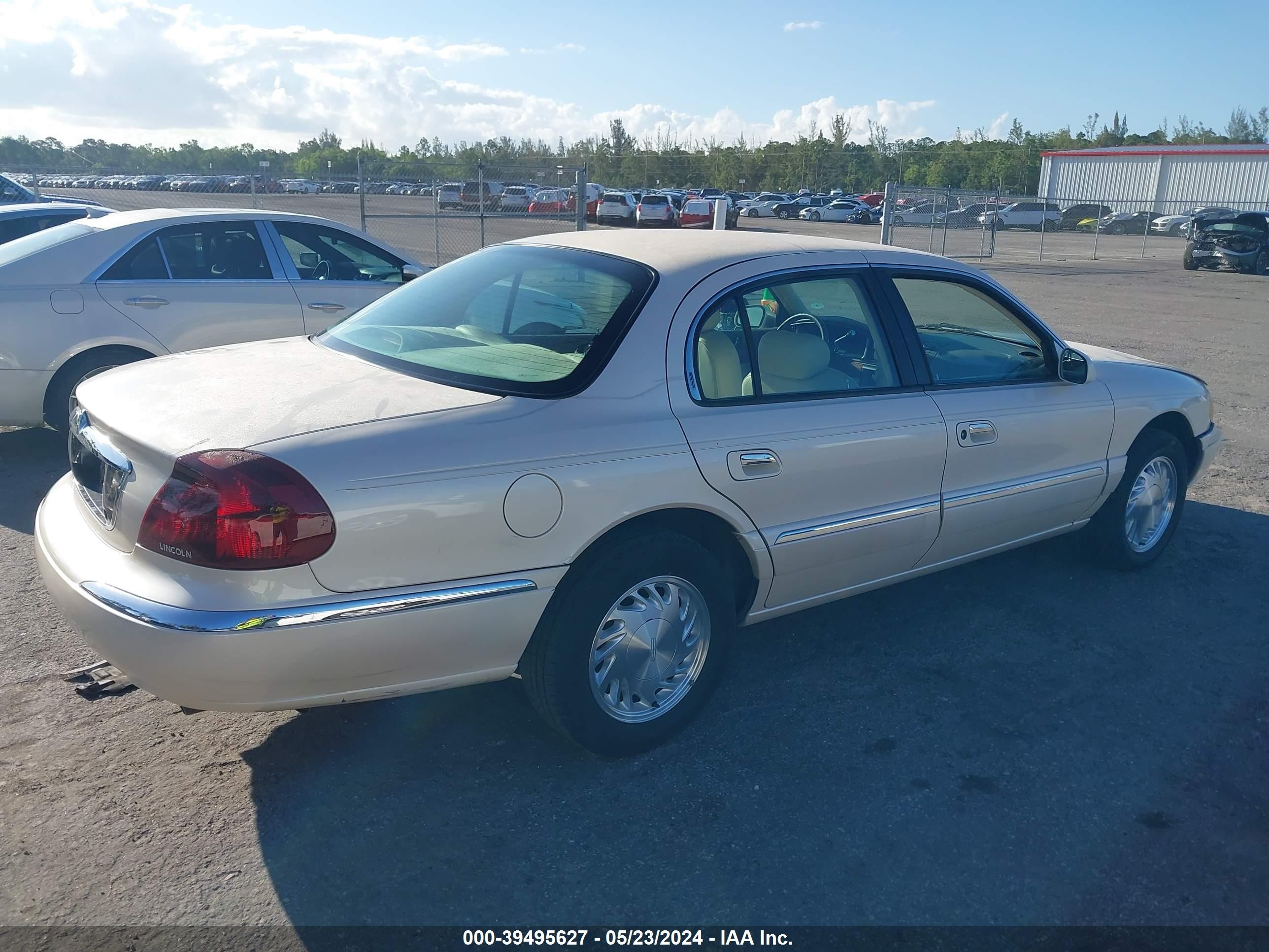 Photo 3 VIN: 1LNFM97V1WY631995 - LINCOLN CONTINENTAL 