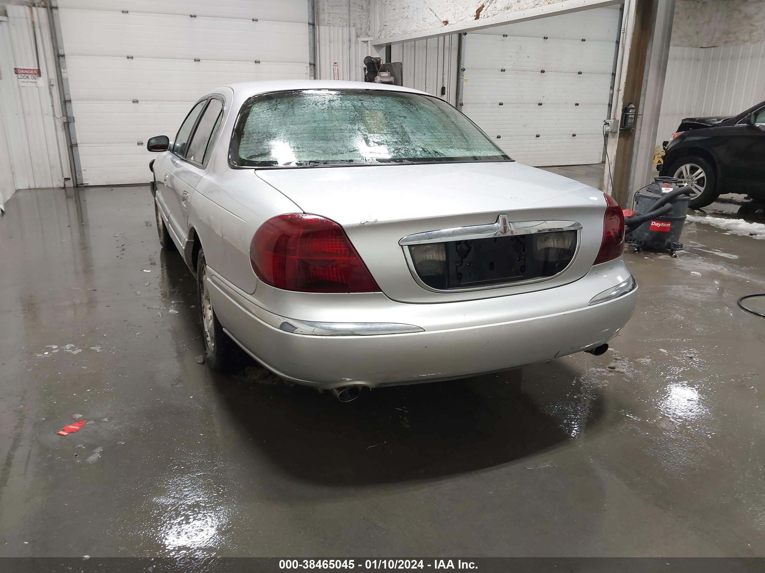 Photo 2 VIN: 1LNFM97V2WY669526 - LINCOLN CONTINENTAL 