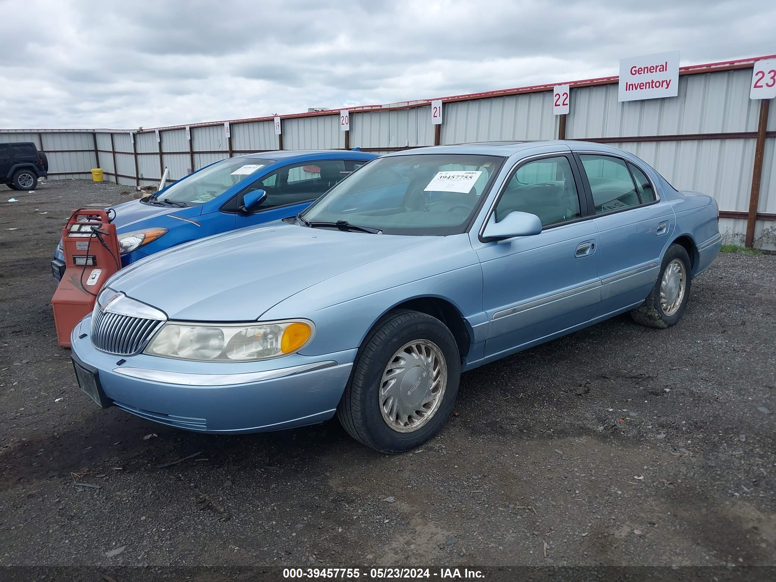 Photo 1 VIN: 1LNFM97V3WY712643 - LINCOLN CONTINENTAL 