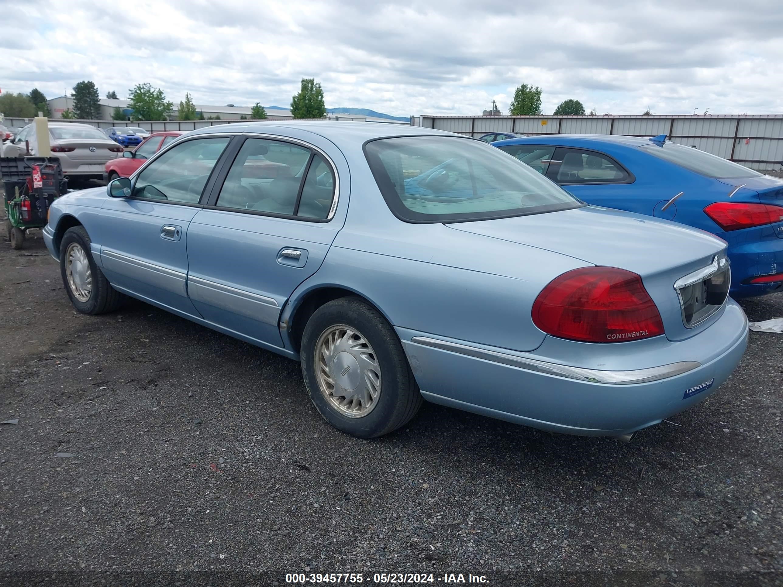 Photo 2 VIN: 1LNFM97V3WY712643 - LINCOLN CONTINENTAL 