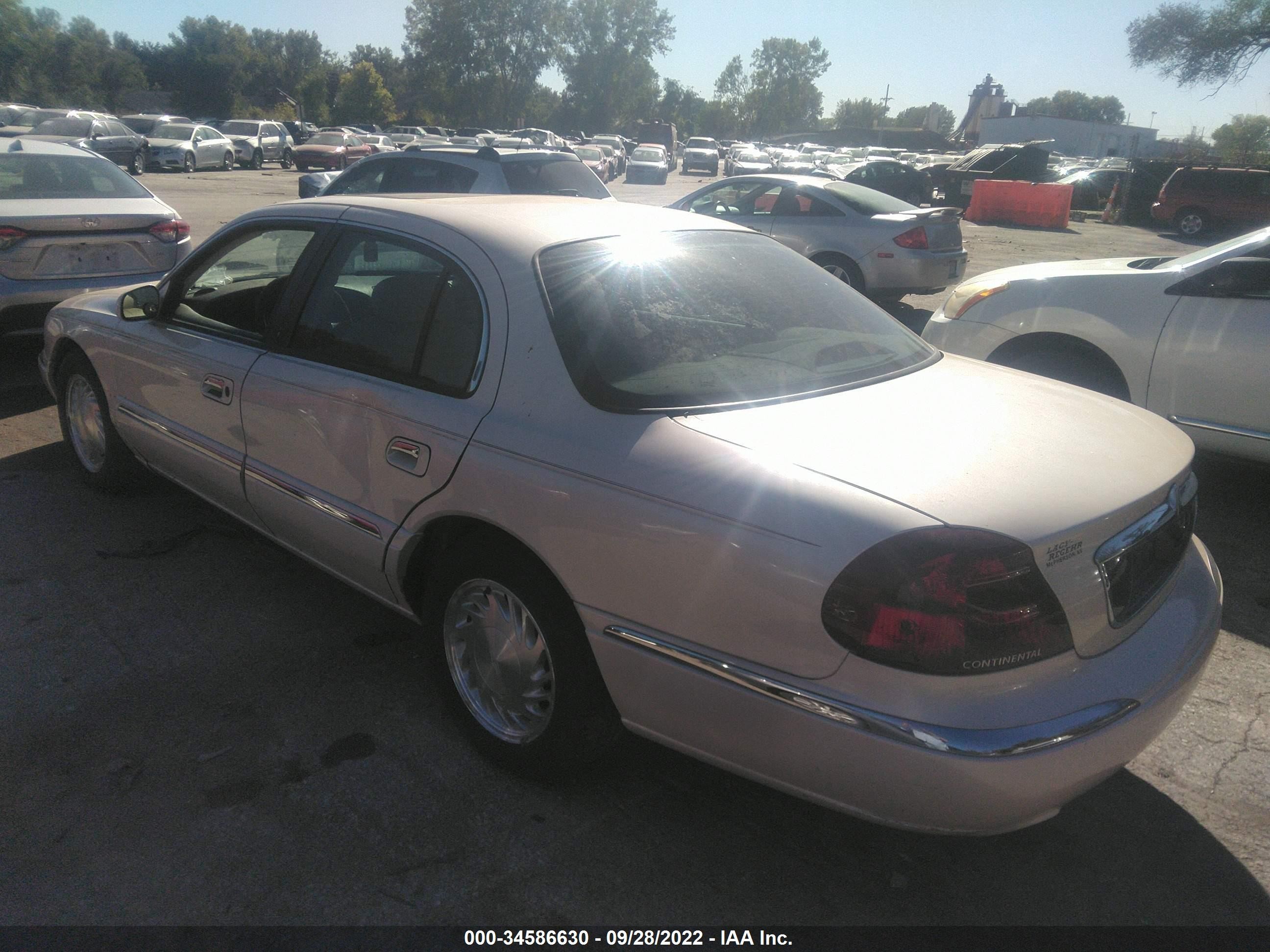 Photo 2 VIN: 1LNFM97V3WY721813 - LINCOLN CONTINENTAL 