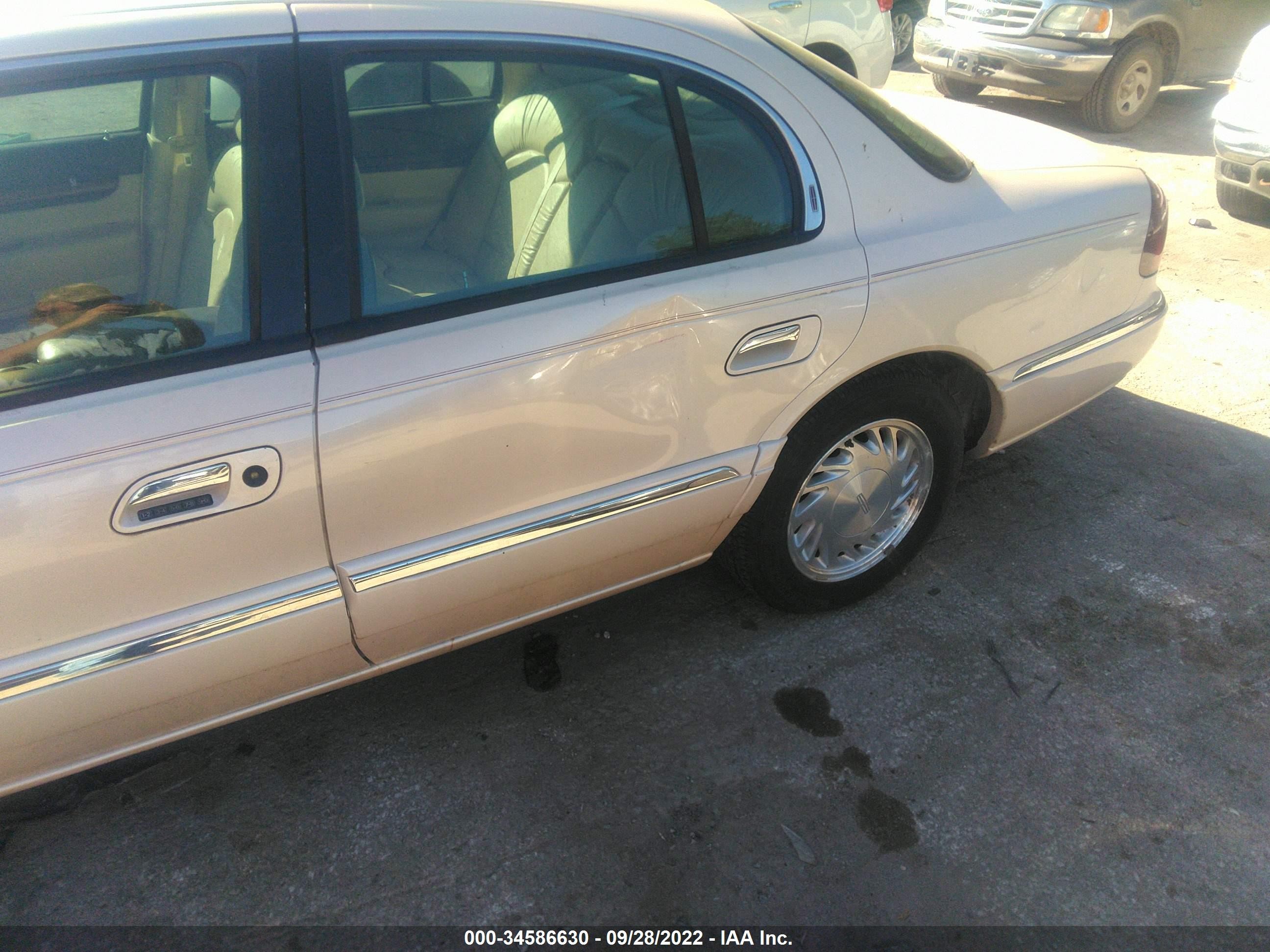 Photo 5 VIN: 1LNFM97V3WY721813 - LINCOLN CONTINENTAL 