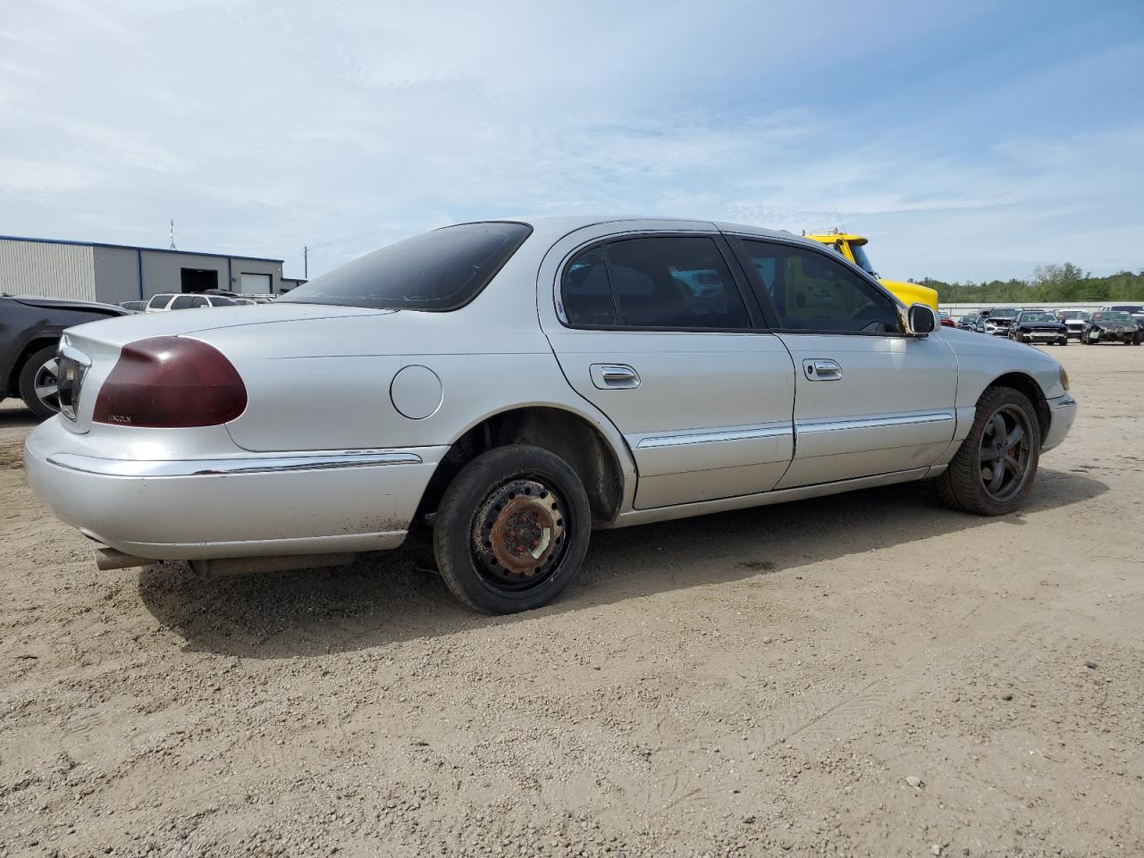 Photo 2 VIN: 1LNFM97V8WY625594 - LINCOLN CONTINENTAL 