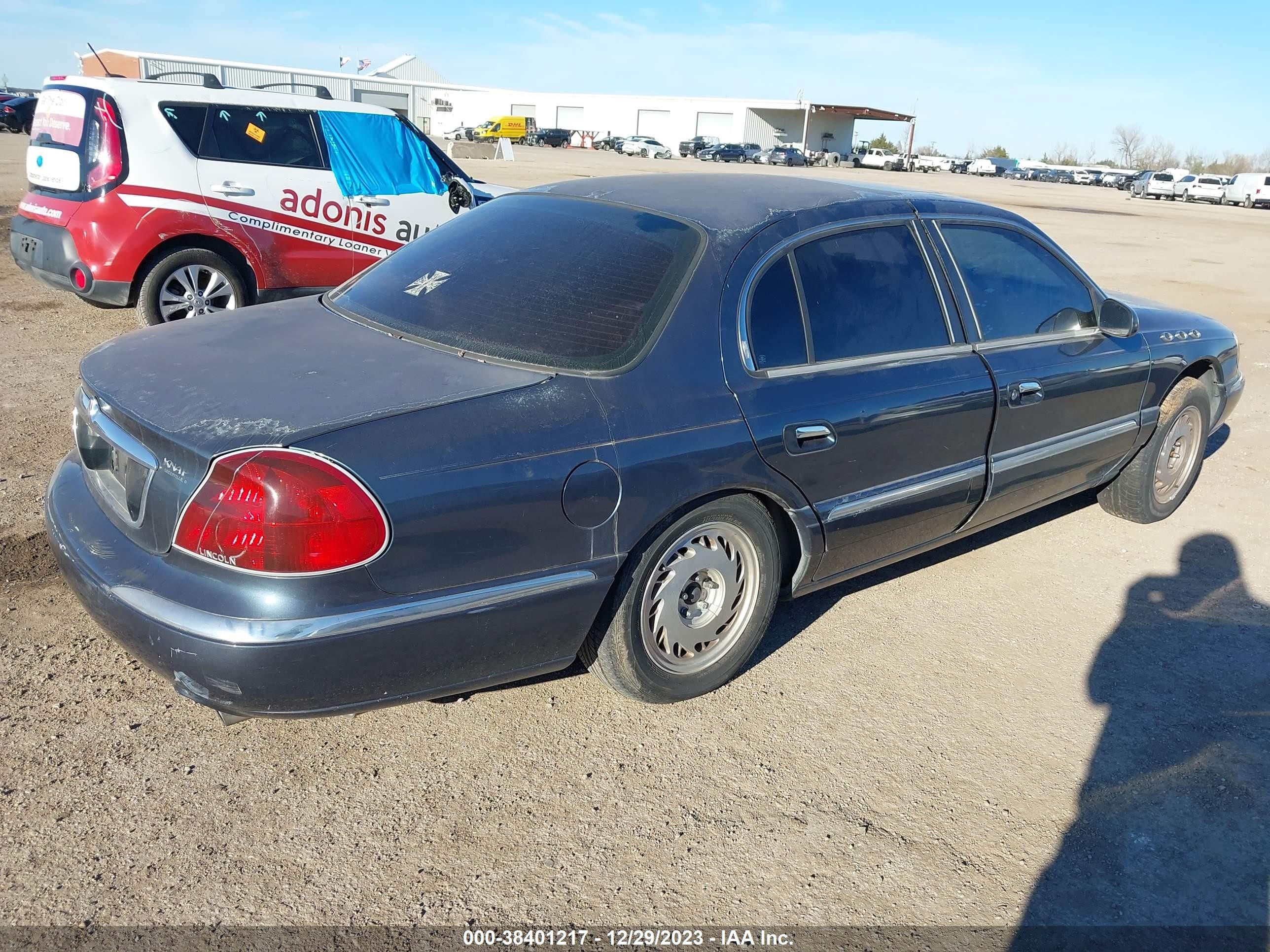 Photo 3 VIN: 1LNFM97VXWY638413 - LINCOLN CONTINENTAL 