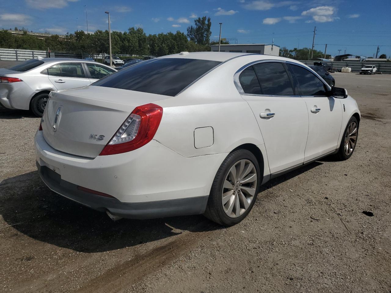 Photo 2 VIN: 1LNHL9DK3EG601245 - LINCOLN MKS 