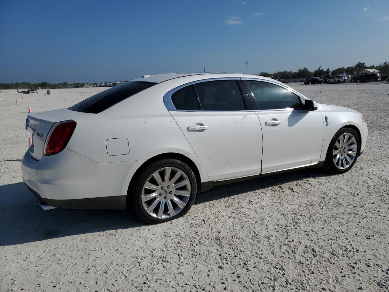 Photo 2 VIN: 1LNHL9DR1BG601690 - LINCOLN MKS 