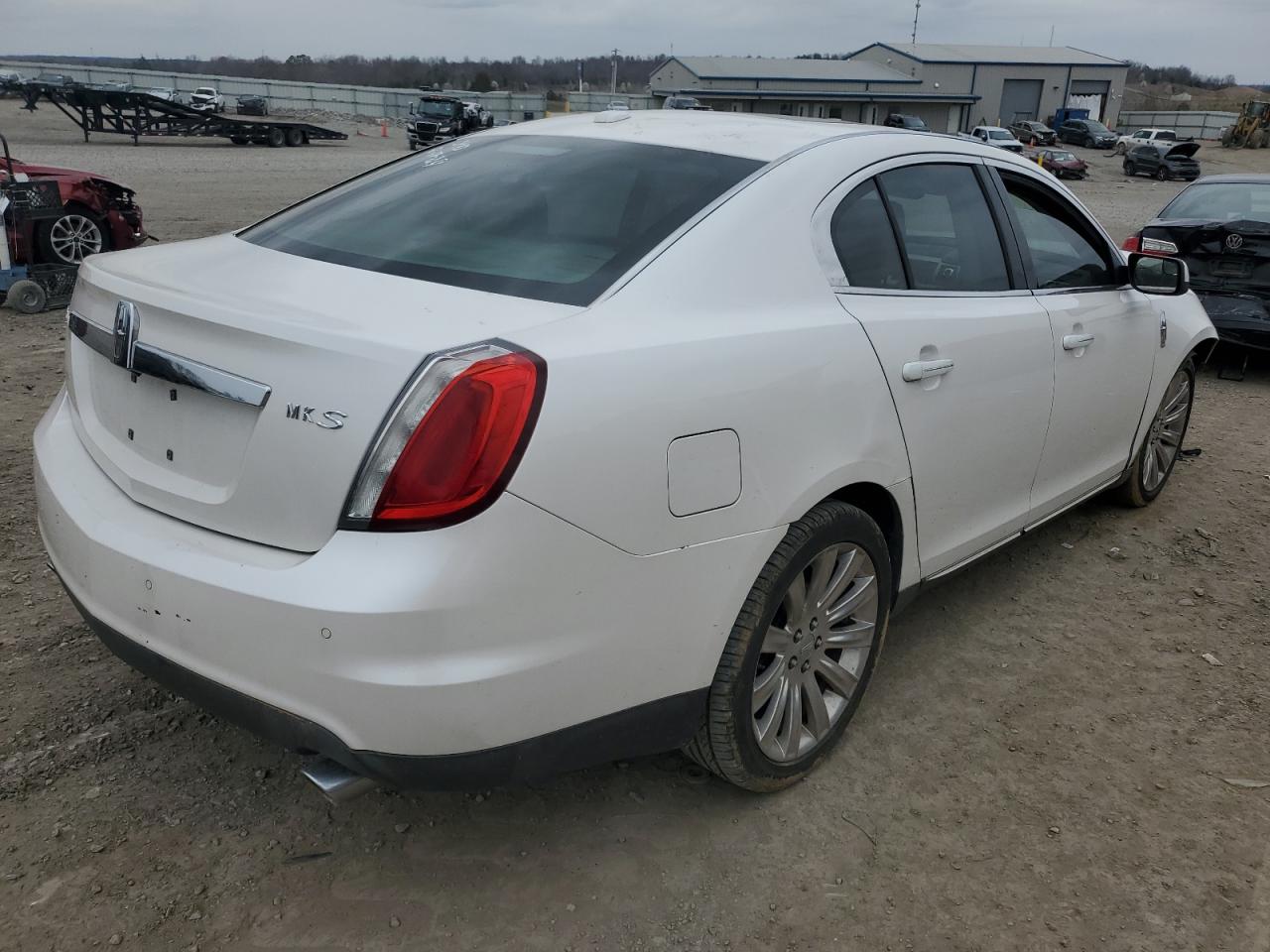 Photo 2 VIN: 1LNHL9DR8BG614713 - LINCOLN MKS 