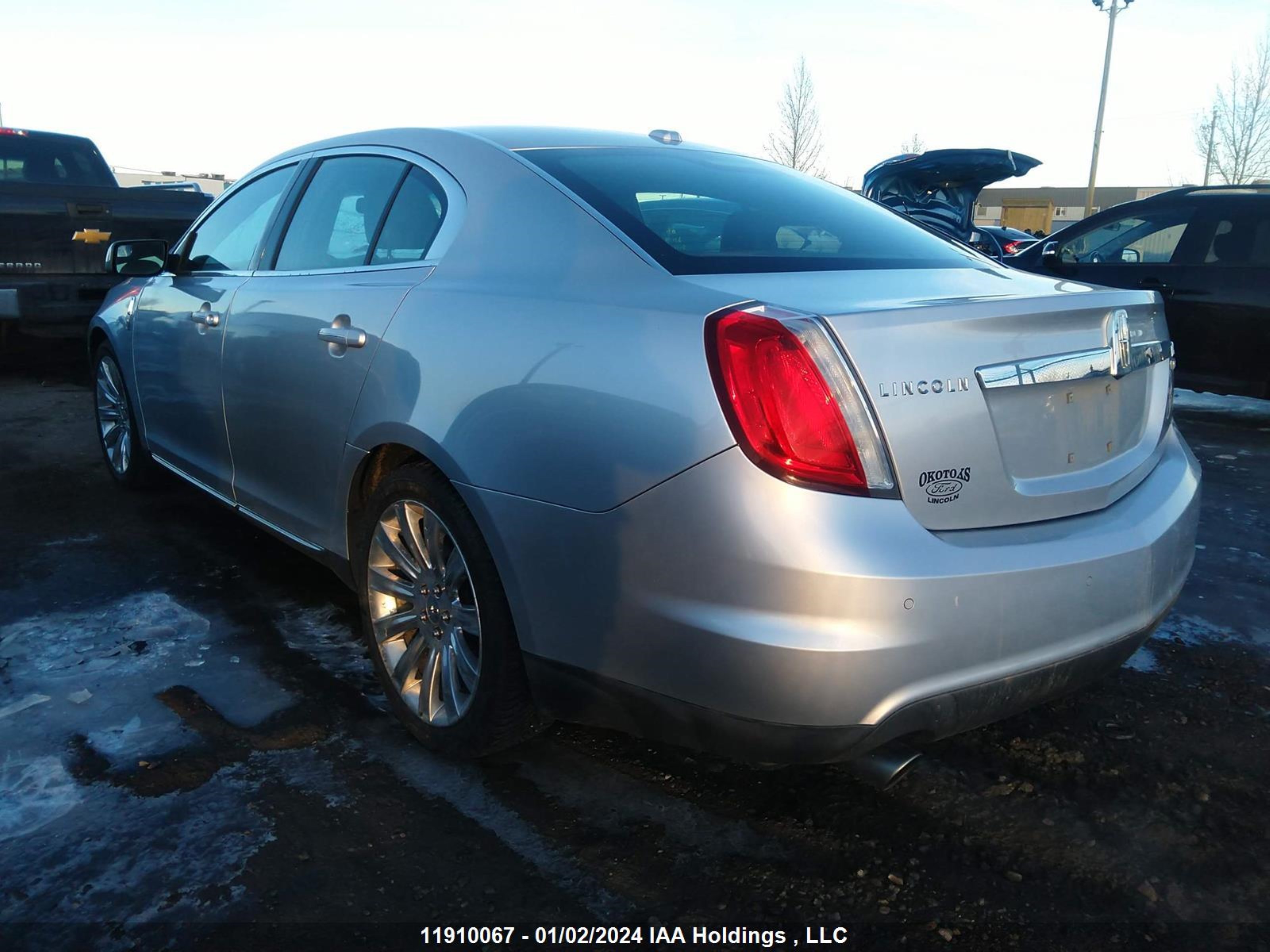 Photo 2 VIN: 1LNHL9ER5BG610990 - LINCOLN MKS 