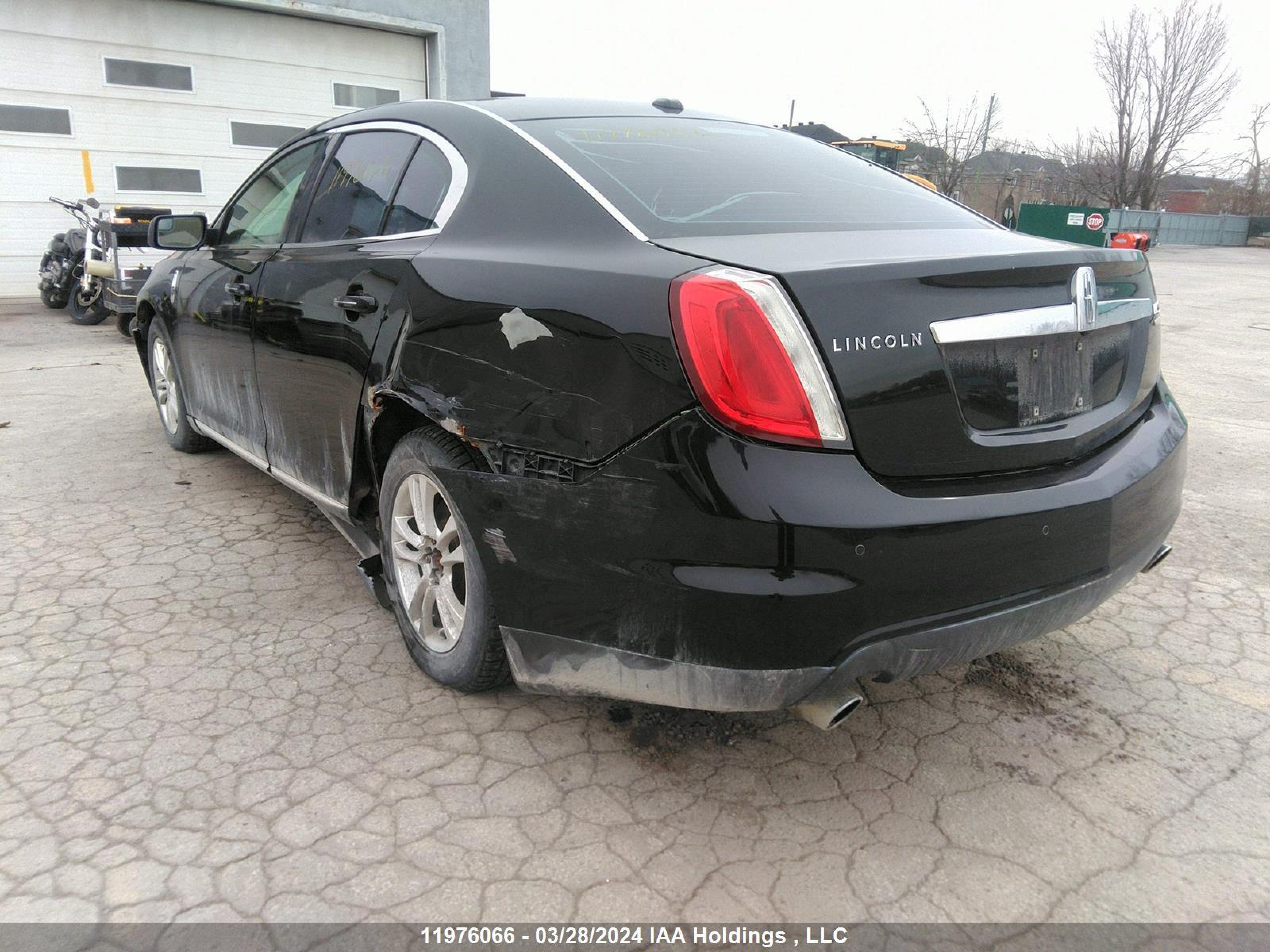 Photo 2 VIN: 1LNHL9FT4AG608169 - LINCOLN MKS 