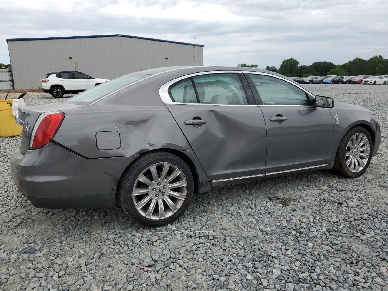 Photo 2 VIN: 1LNHL9FT8BG606488 - LINCOLN MKS 