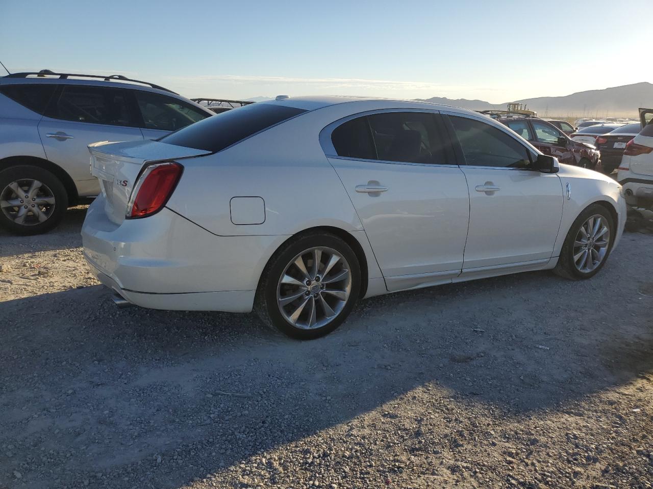 Photo 2 VIN: 1LNHL9FT9BG615328 - LINCOLN MKS 