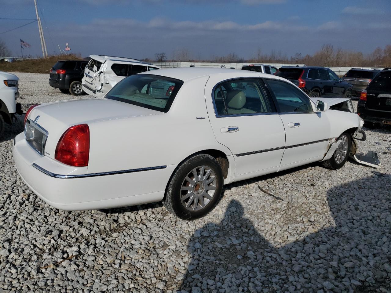 Photo 2 VIN: 1LNHM81V07Y629670 - LINCOLN TOWN CAR 