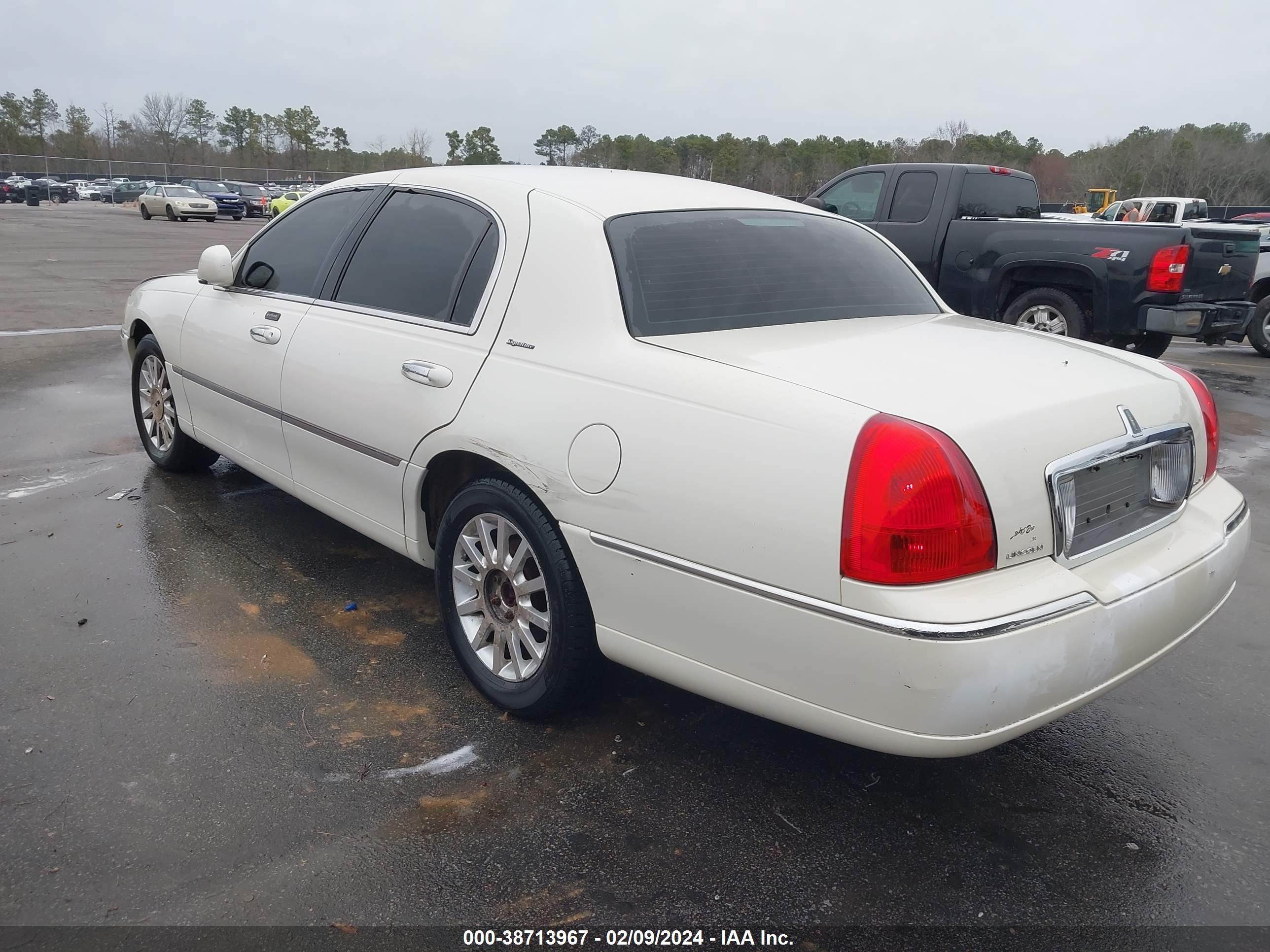 Photo 2 VIN: 1LNHM81V16Y647559 - LINCOLN TOWN CAR 