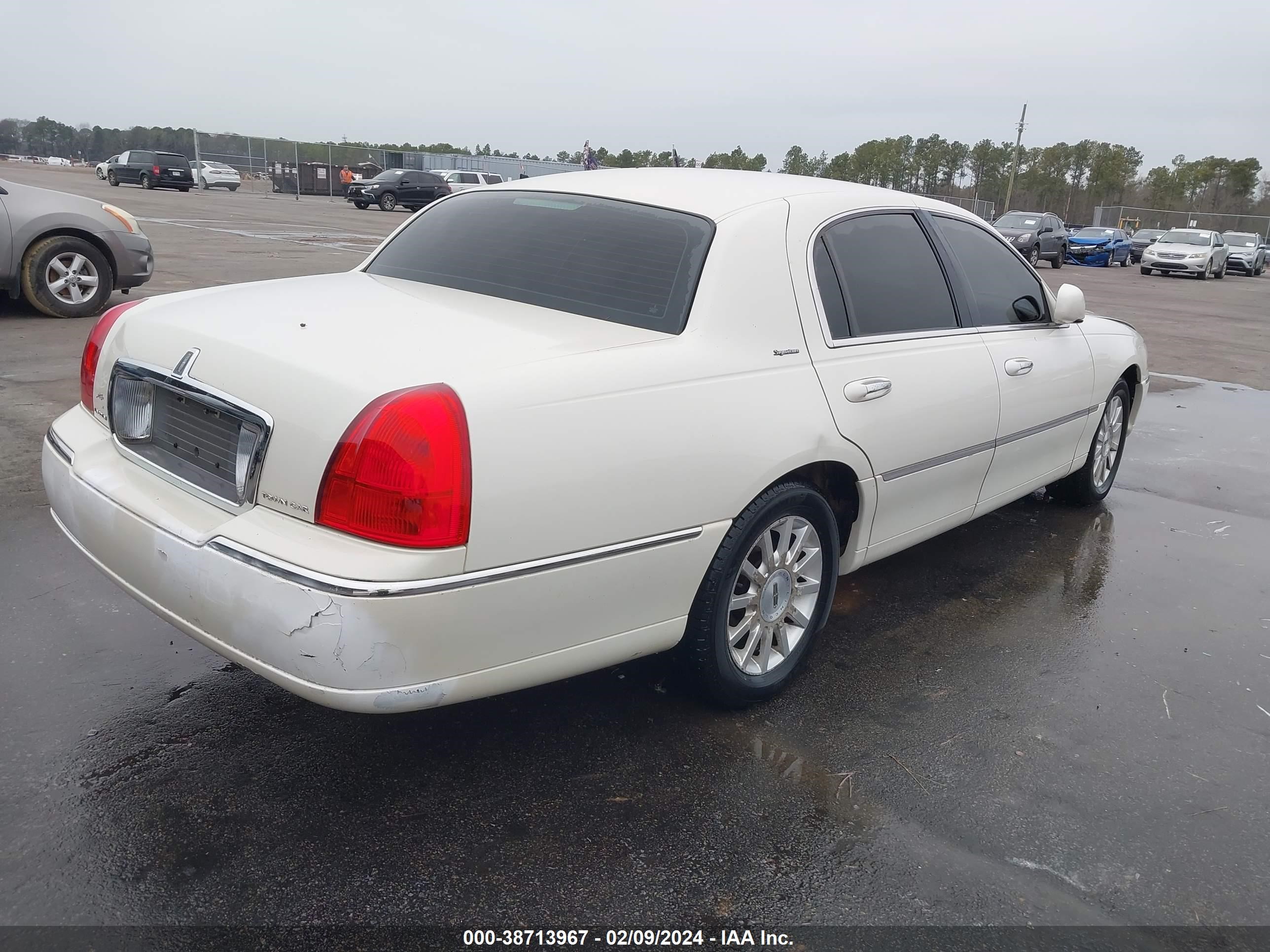 Photo 3 VIN: 1LNHM81V16Y647559 - LINCOLN TOWN CAR 