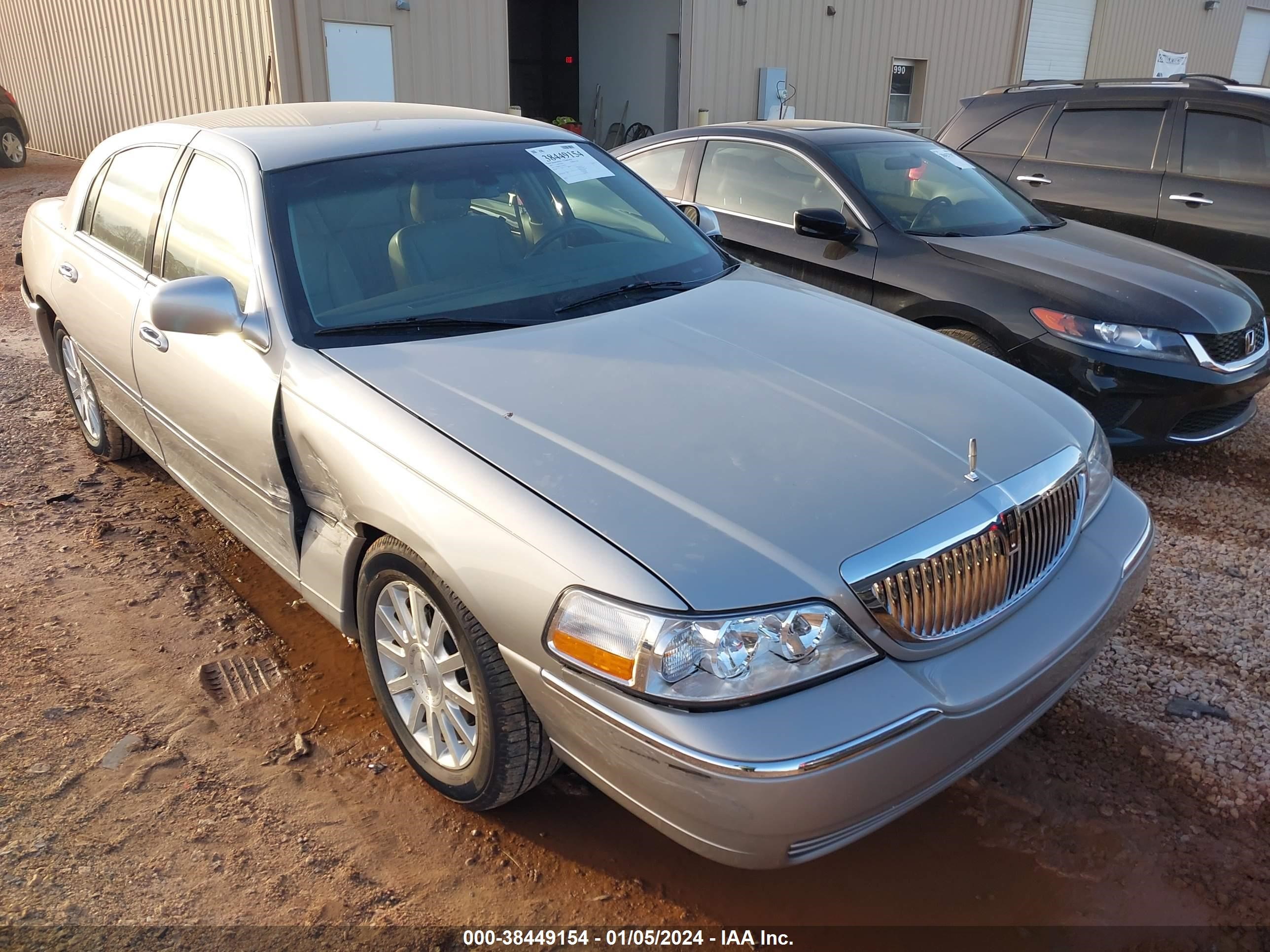 Photo 0 VIN: 1LNHM81V27Y614555 - LINCOLN TOWN CAR 