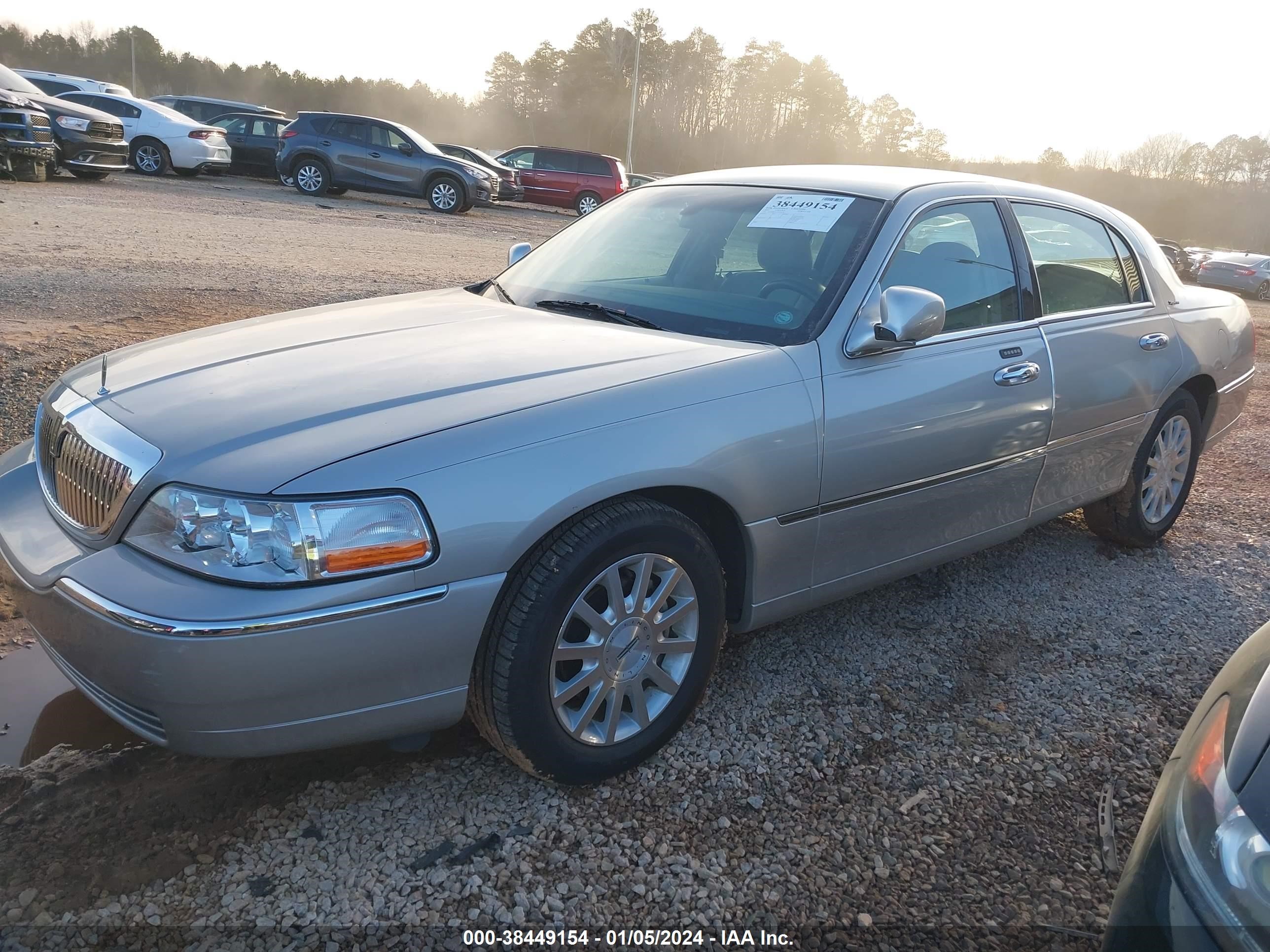 Photo 1 VIN: 1LNHM81V27Y614555 - LINCOLN TOWN CAR 