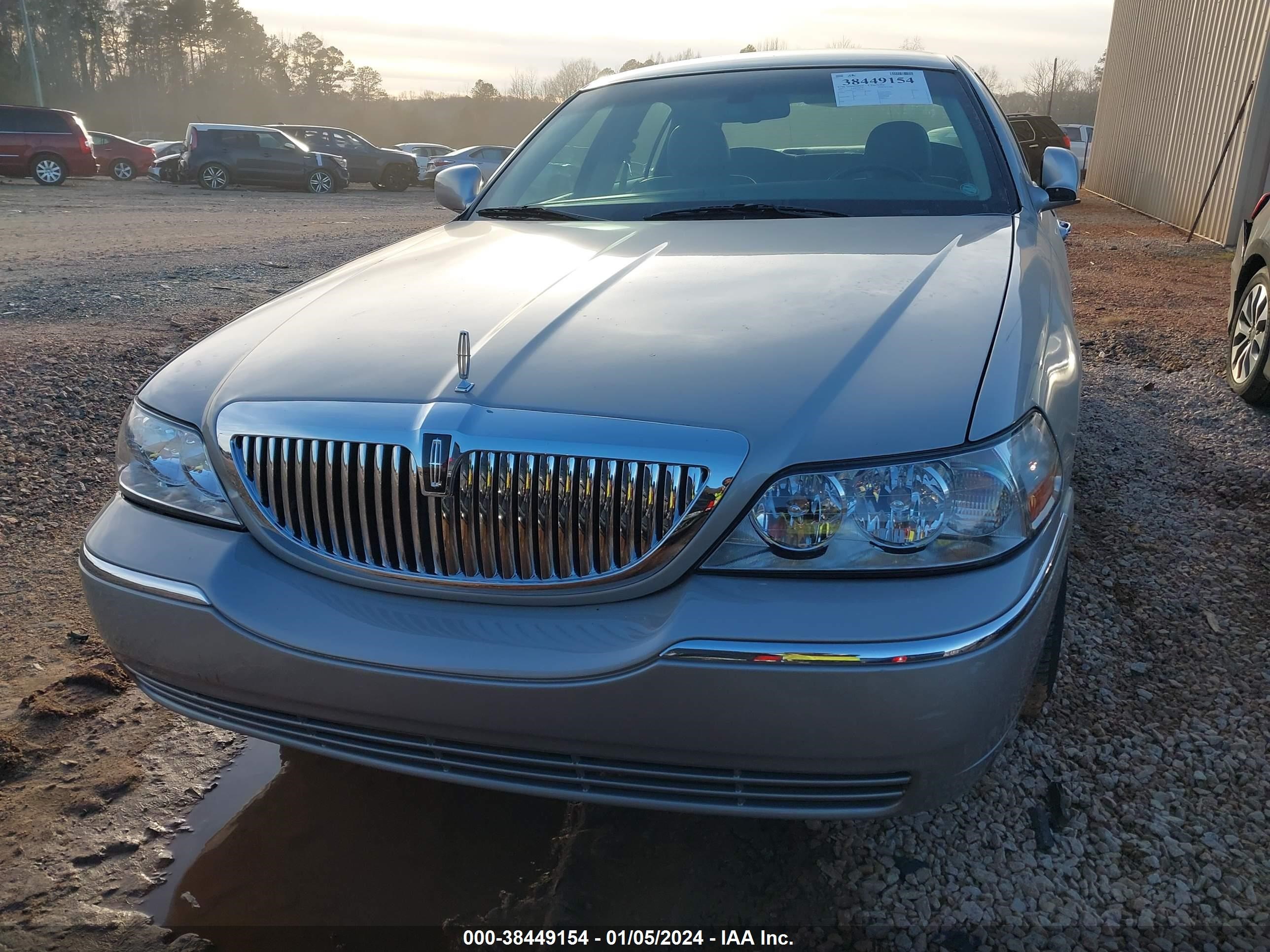 Photo 11 VIN: 1LNHM81V27Y614555 - LINCOLN TOWN CAR 