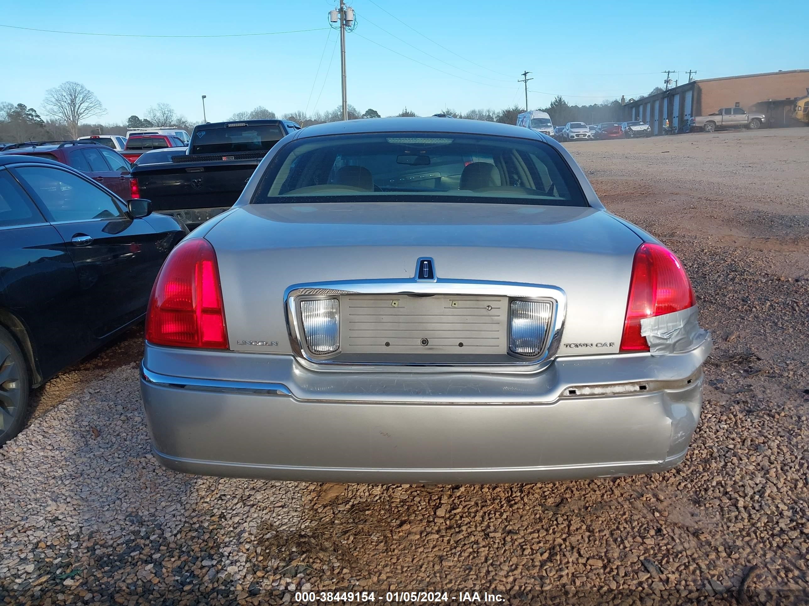 Photo 15 VIN: 1LNHM81V27Y614555 - LINCOLN TOWN CAR 