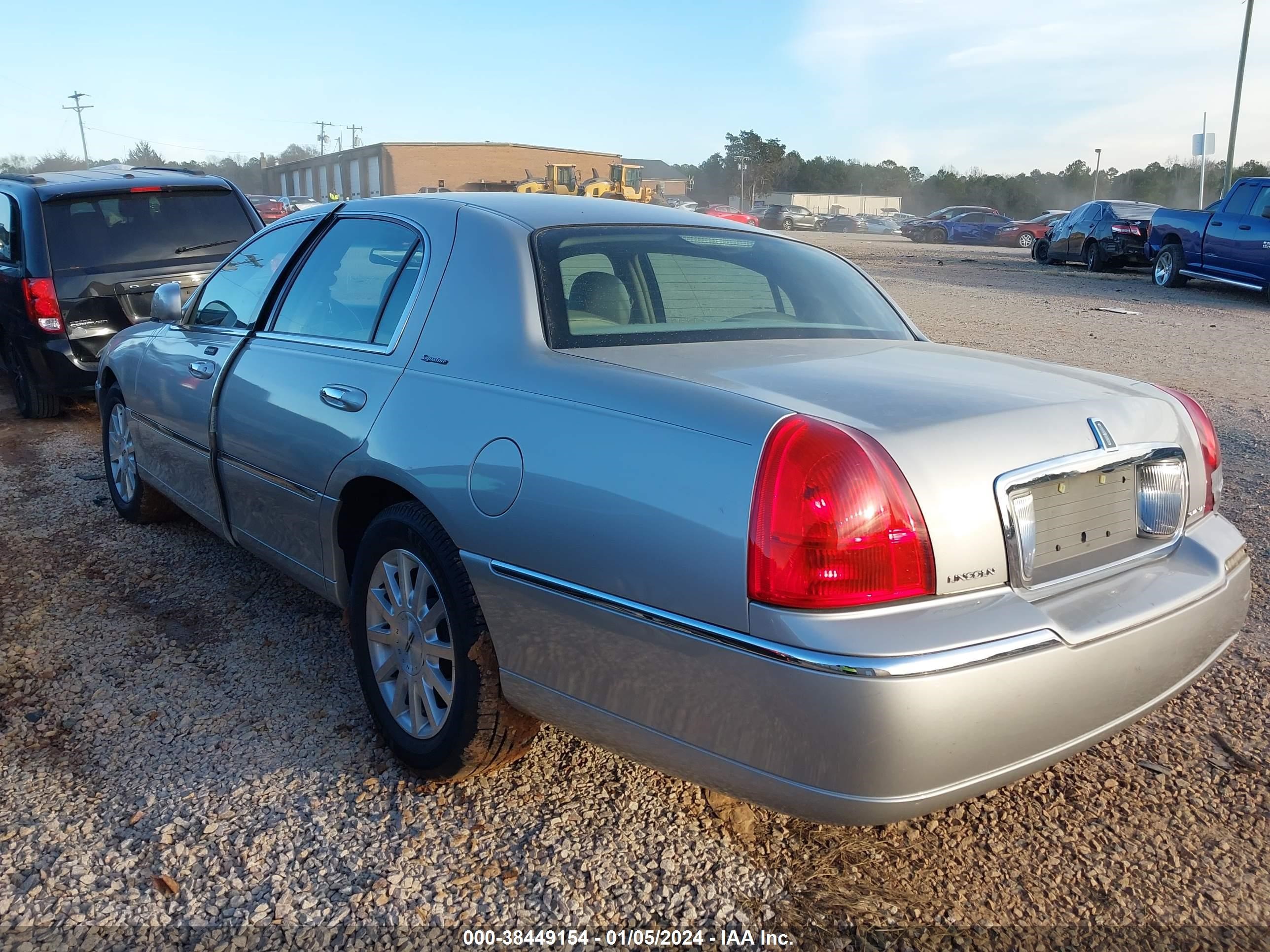 Photo 2 VIN: 1LNHM81V27Y614555 - LINCOLN TOWN CAR 