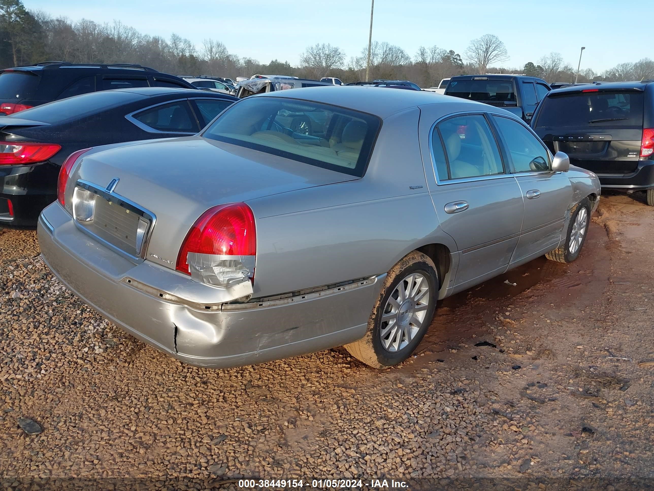 Photo 3 VIN: 1LNHM81V27Y614555 - LINCOLN TOWN CAR 