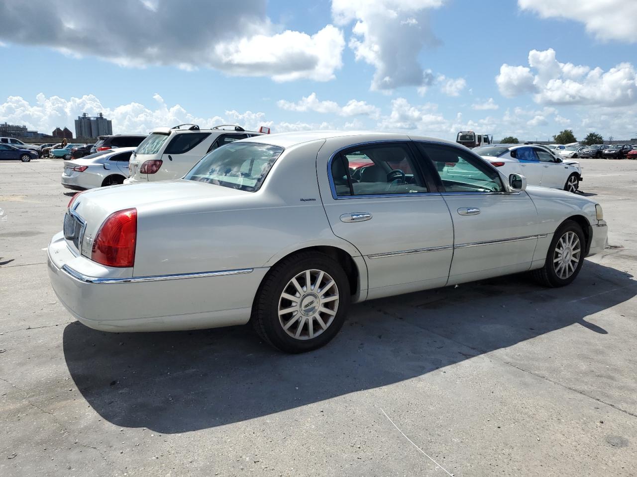 Photo 2 VIN: 1LNHM81V46Y643179 - LINCOLN TOWN CAR 