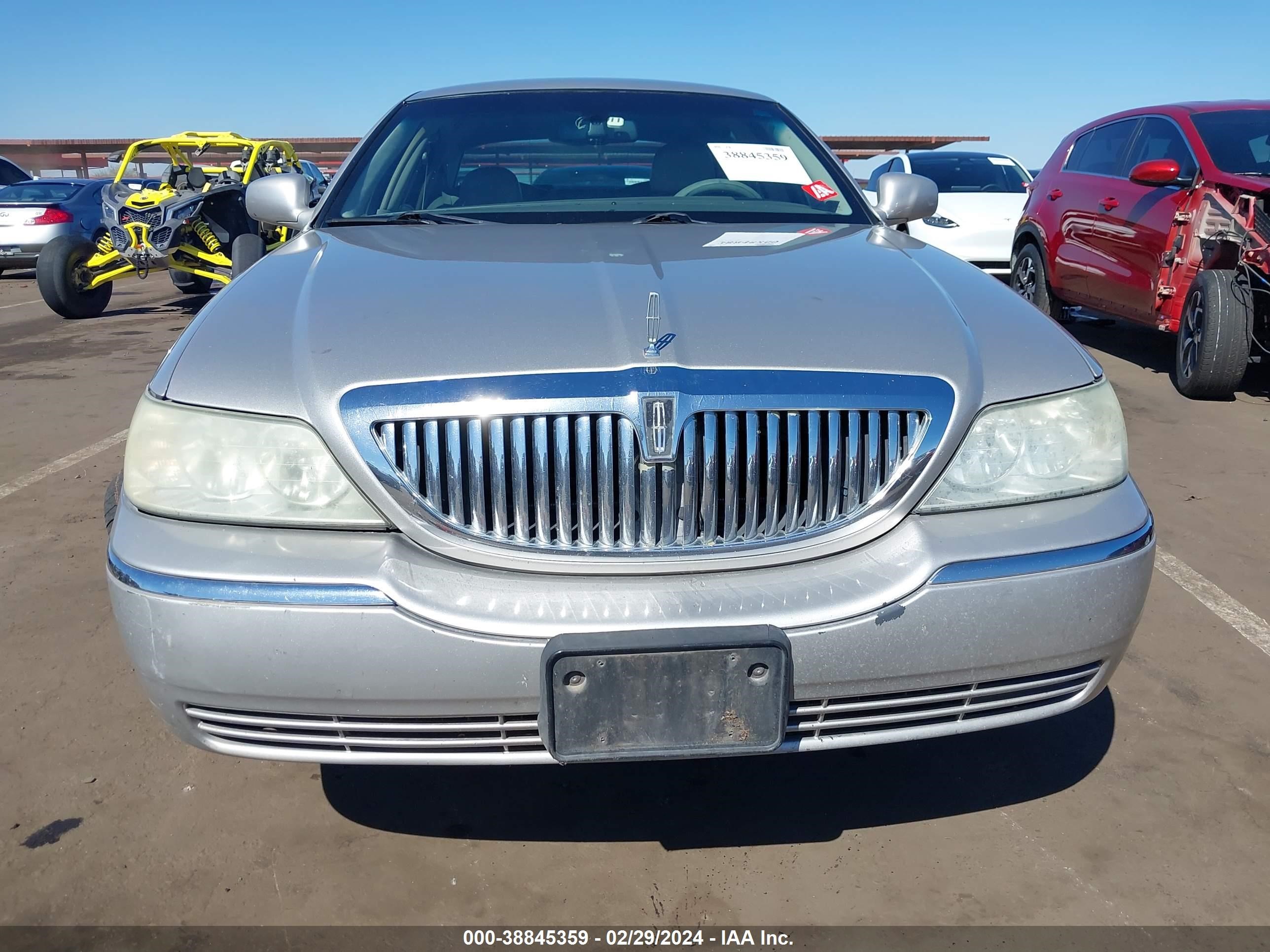 Photo 11 VIN: 1LNHM81V56Y646642 - LINCOLN TOWN CAR 