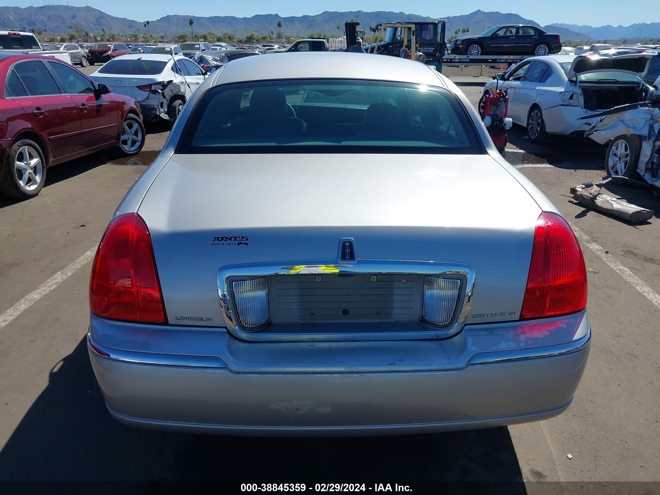 Photo 15 VIN: 1LNHM81V56Y646642 - LINCOLN TOWN CAR 