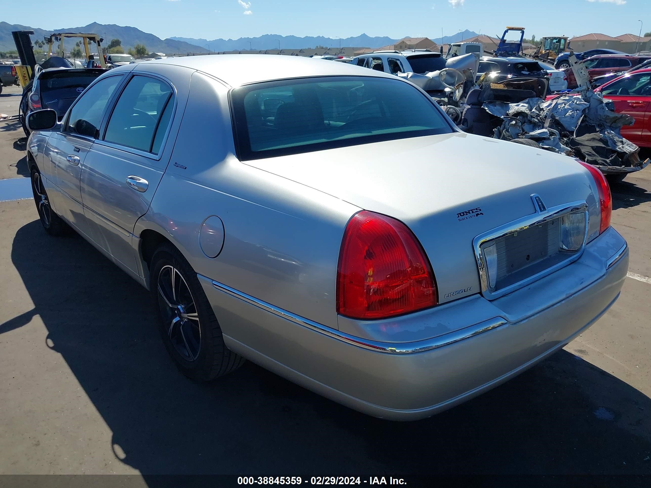 Photo 2 VIN: 1LNHM81V56Y646642 - LINCOLN TOWN CAR 