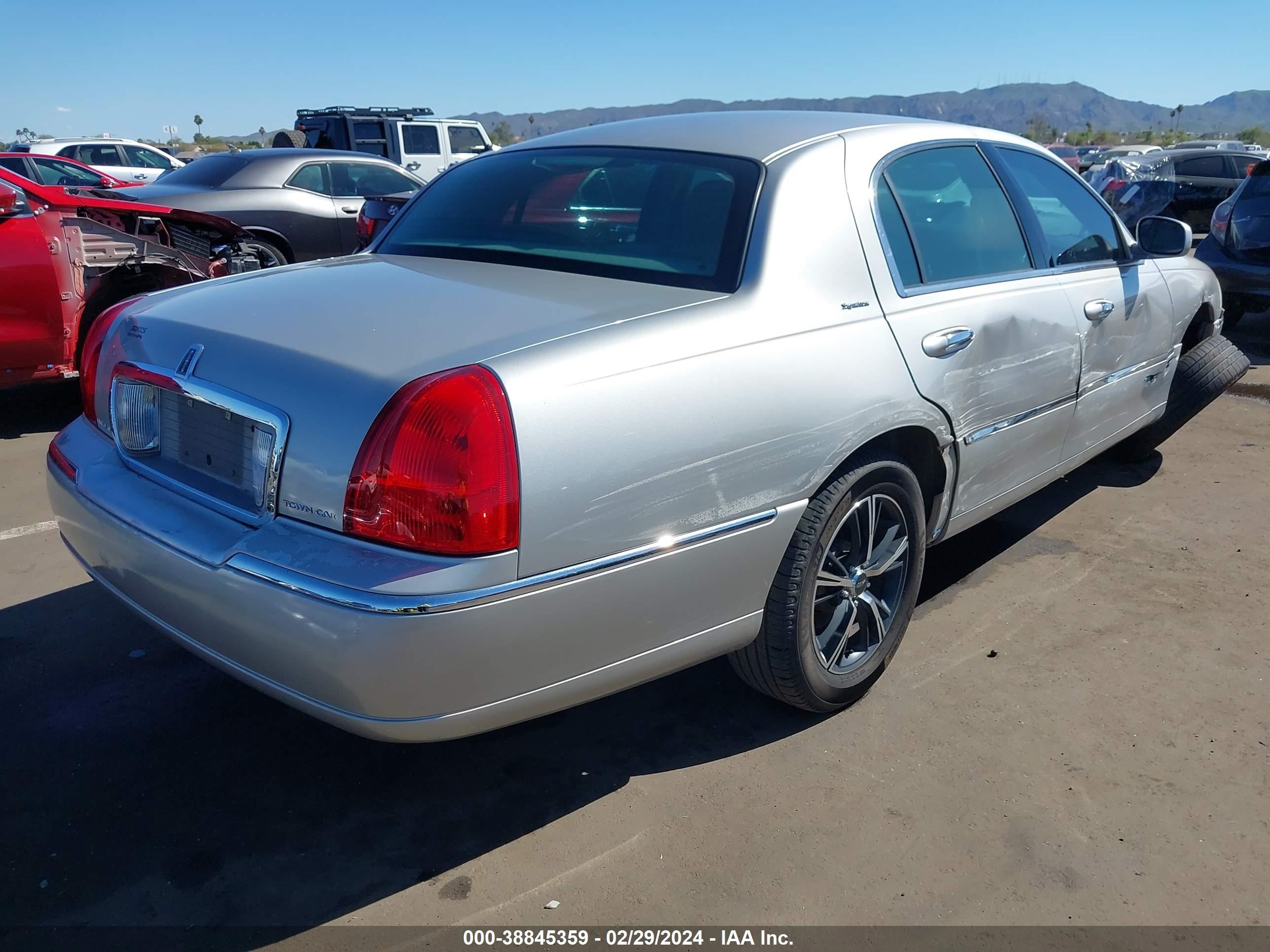 Photo 3 VIN: 1LNHM81V56Y646642 - LINCOLN TOWN CAR 