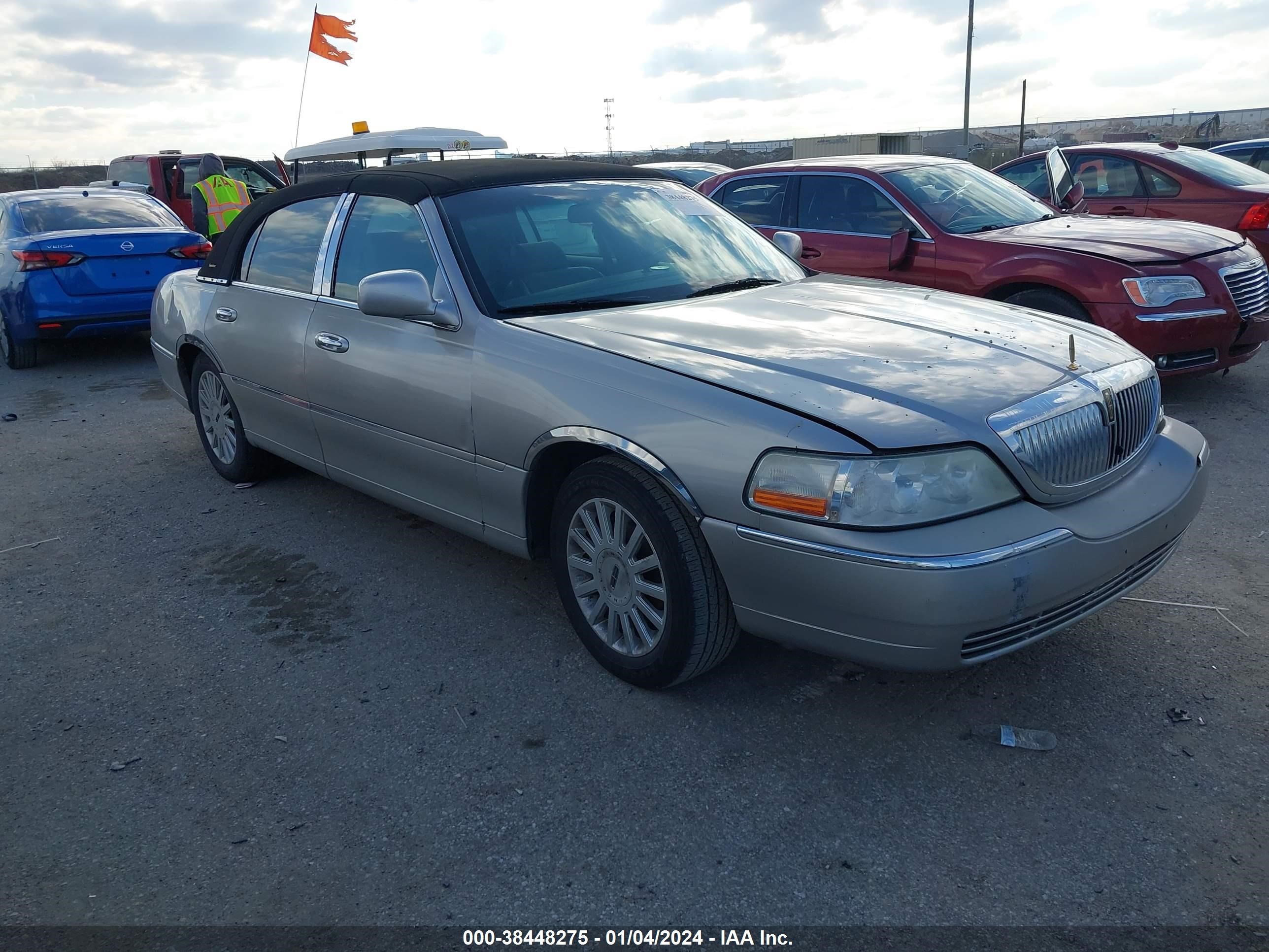 Photo 0 VIN: 1LNHM81V57Y607020 - LINCOLN TOWN CAR 