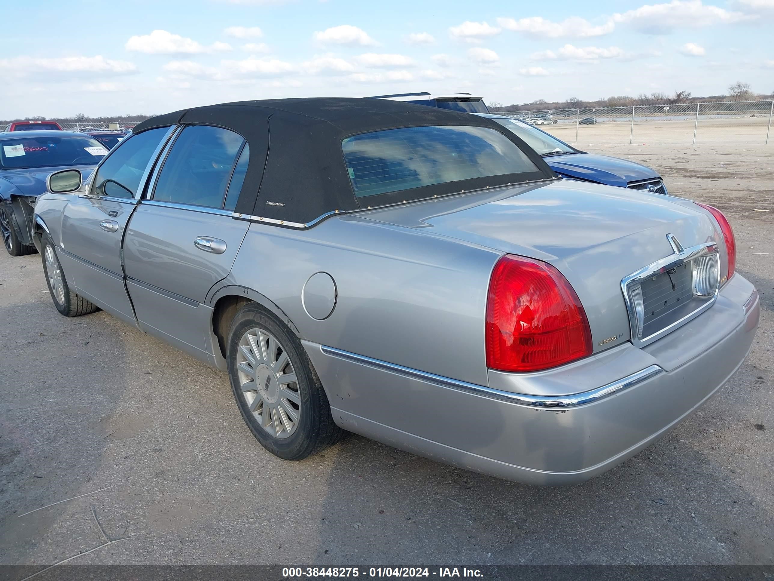 Photo 2 VIN: 1LNHM81V57Y607020 - LINCOLN TOWN CAR 